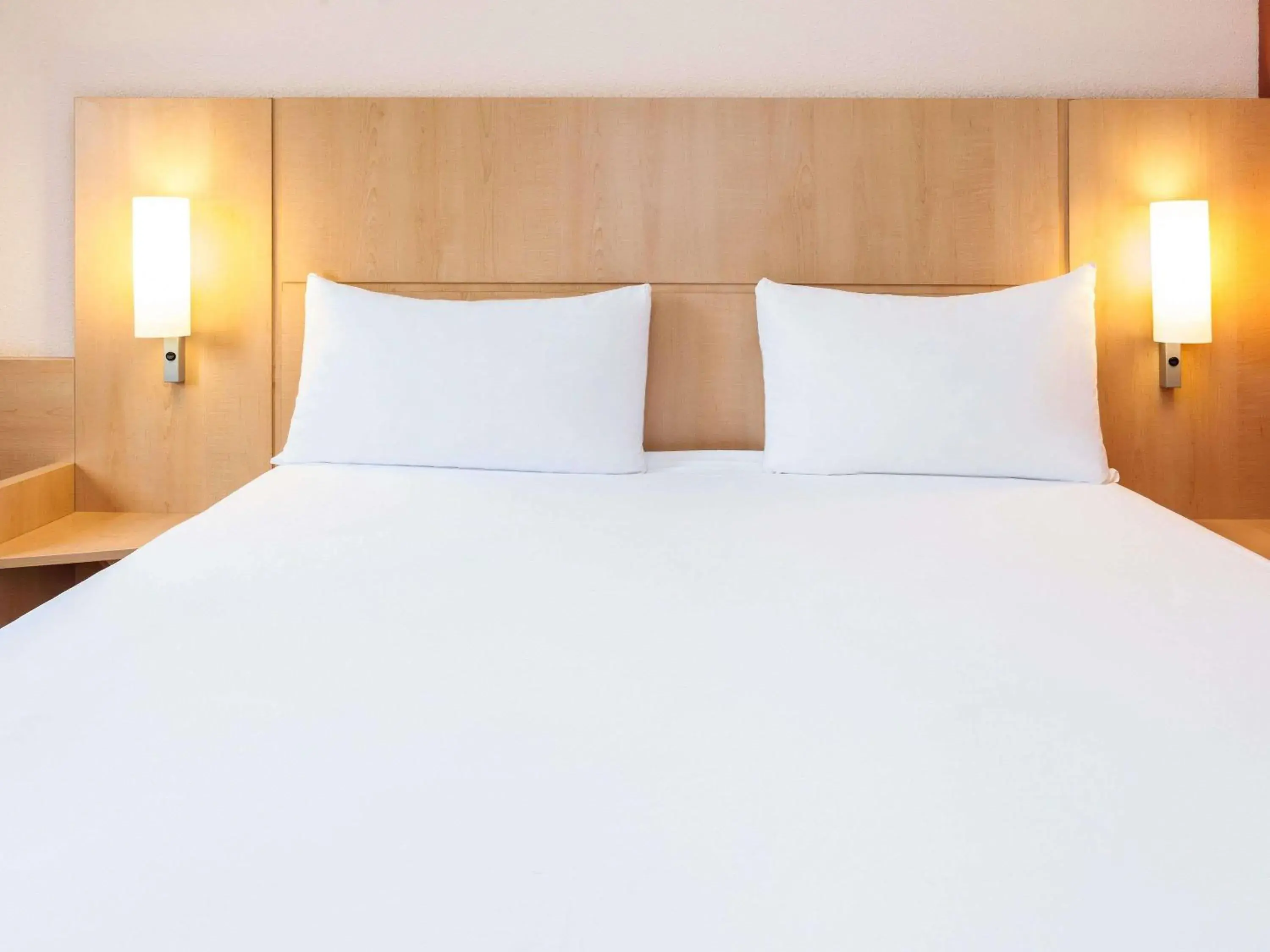 Property building, Bed in Ibis Madrid Calle Alcalá Property building, Bed in Ibis Madrid Calle Alcalá