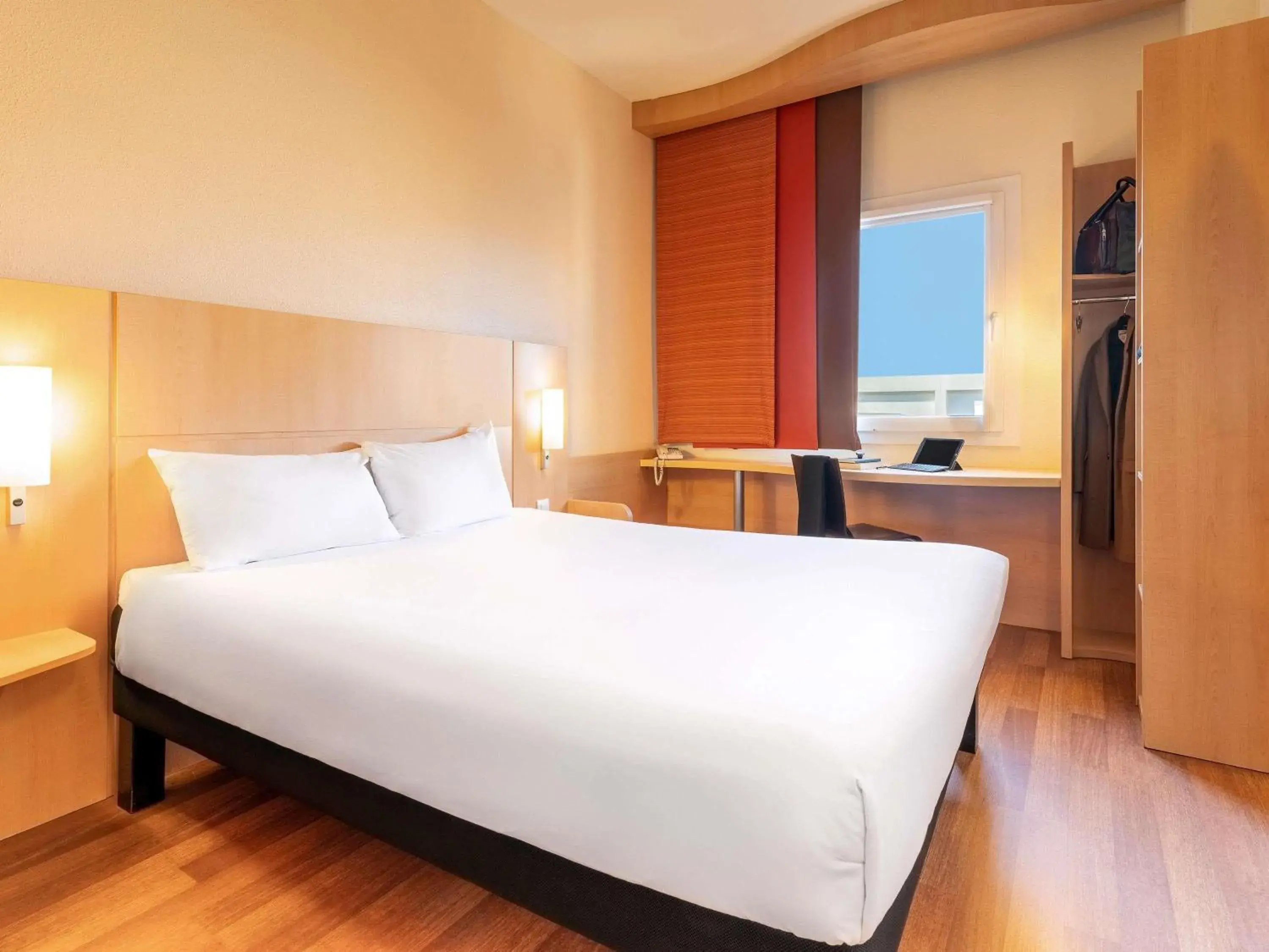 Bedroom, Bed in Ibis Madrid Calle Alcalá Bedroom, Bed in Ibis Madrid Calle Alcalá