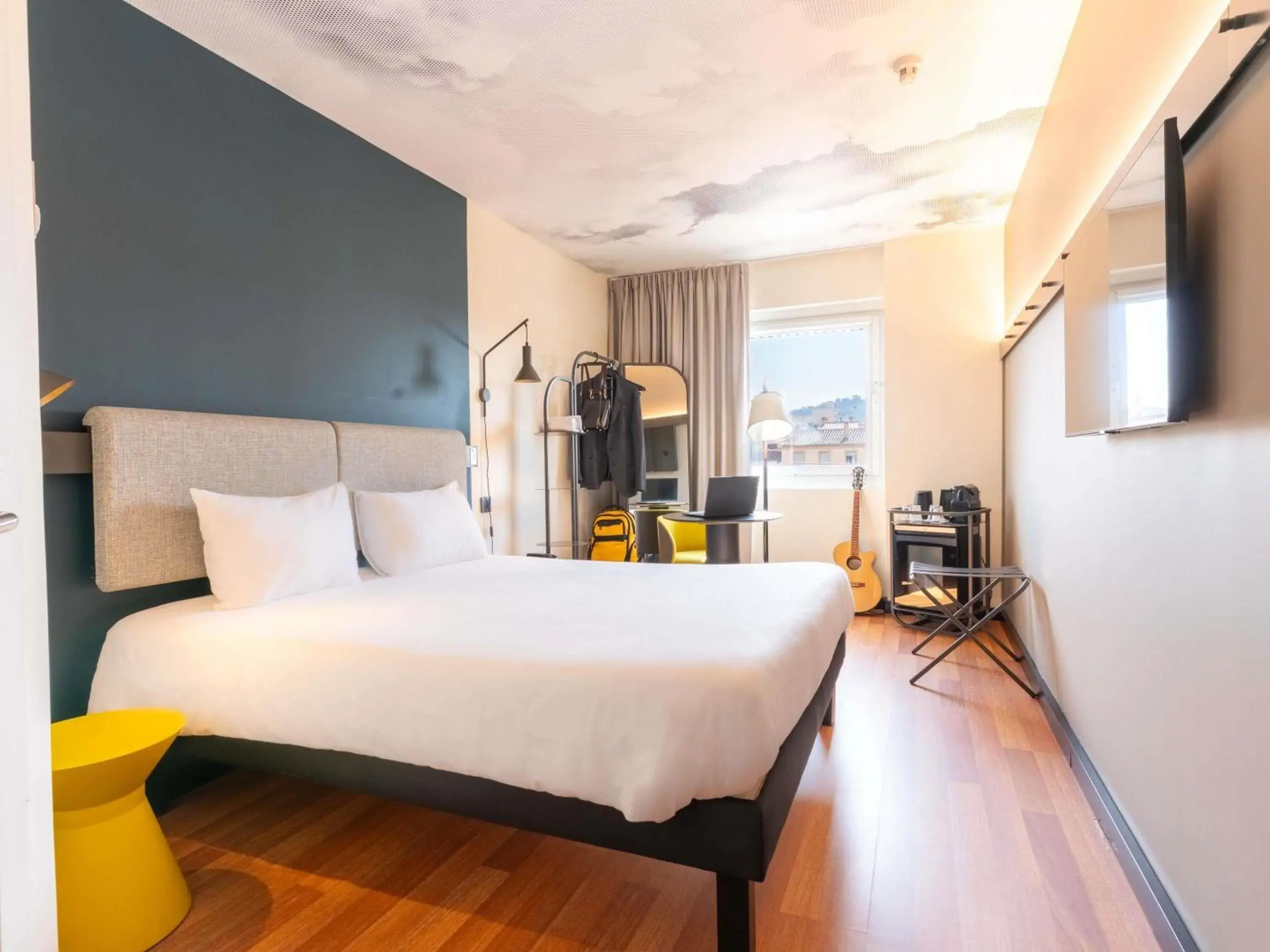 Property building, Bed in Ibis Malaga Centro Ciudad Property building, Bed in Ibis Malaga Centro Ciudad