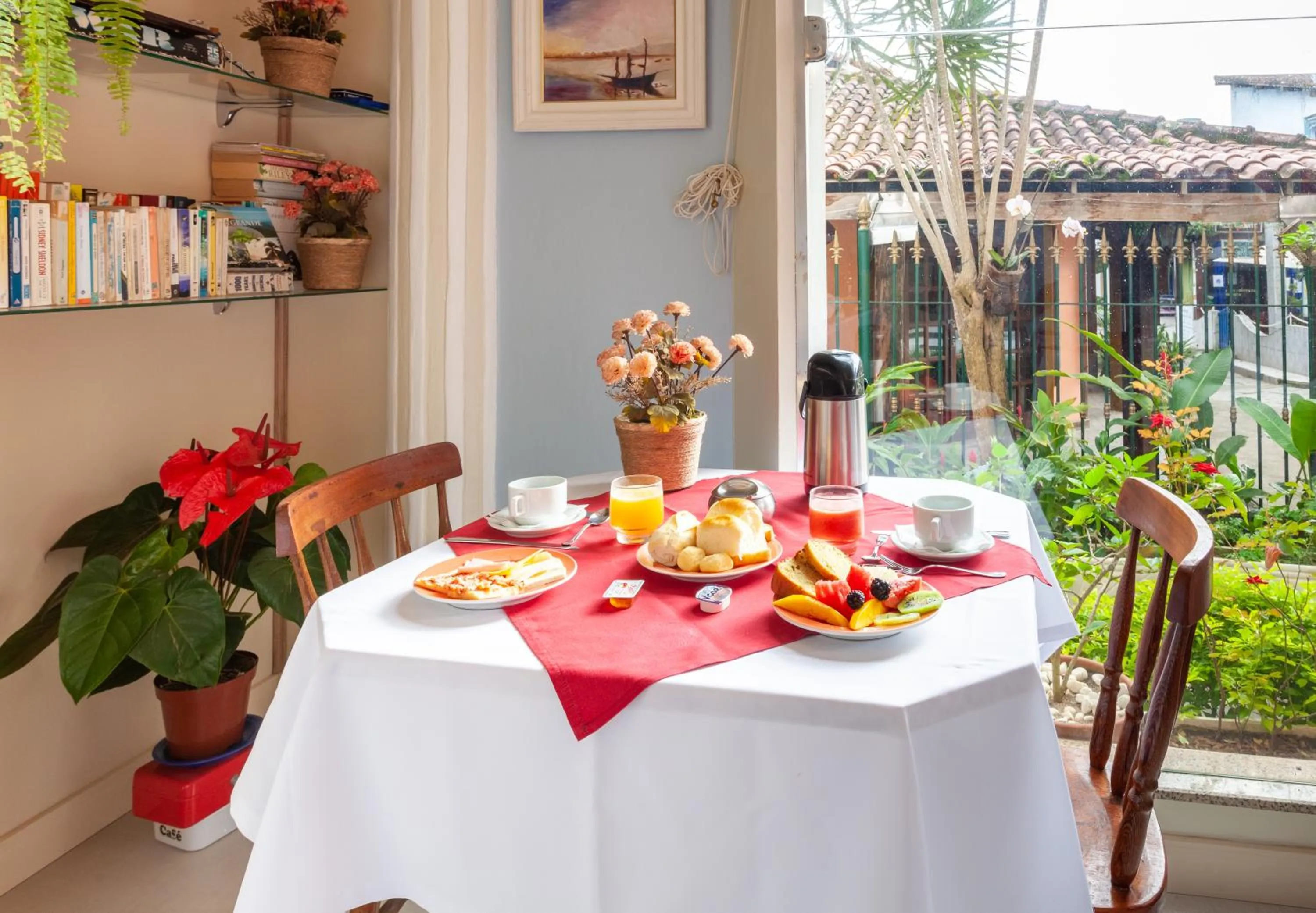 Restaurant/places to eat in Pousada Casablanca