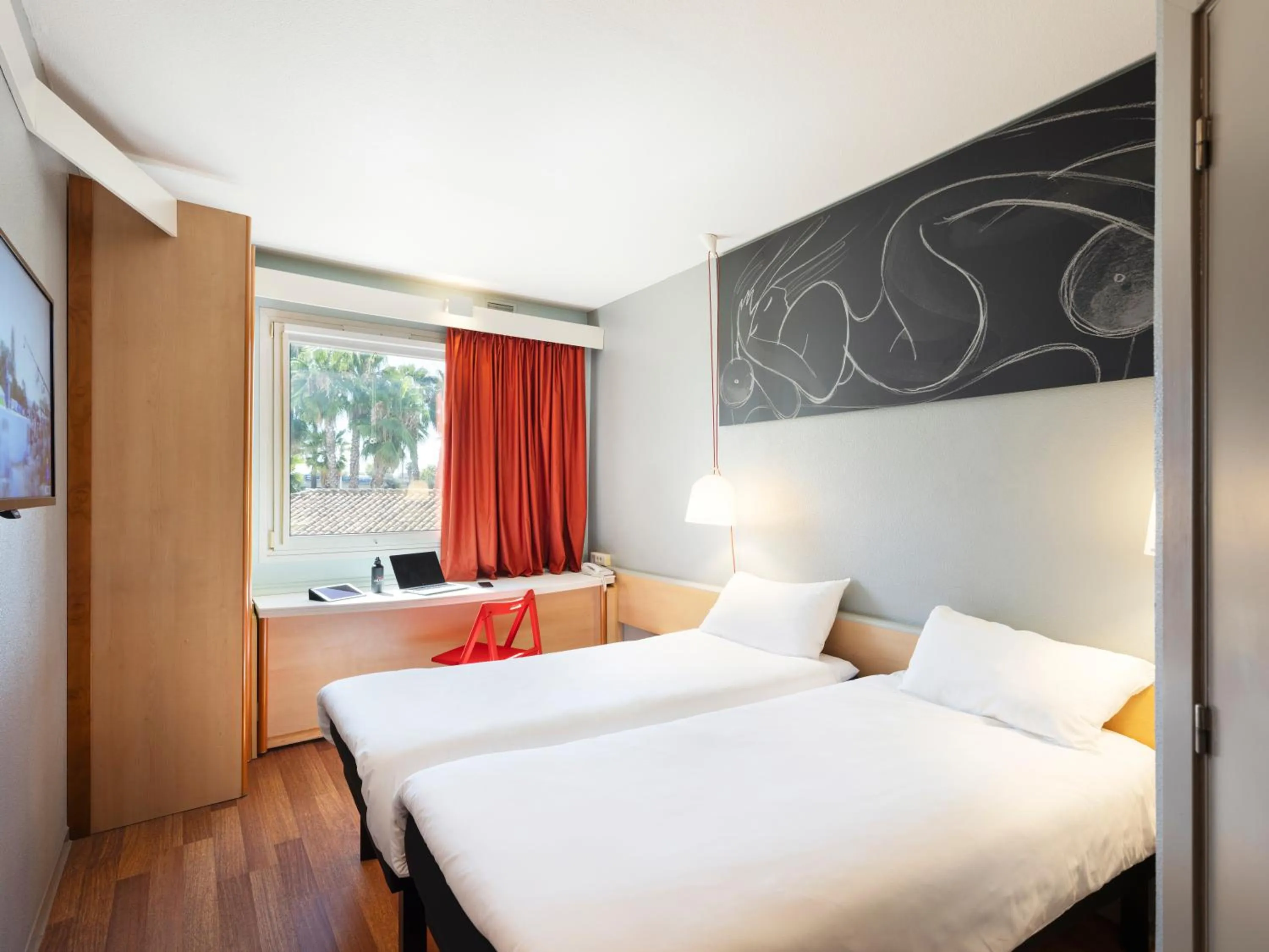 room service, Bed in Ibis Sevilla