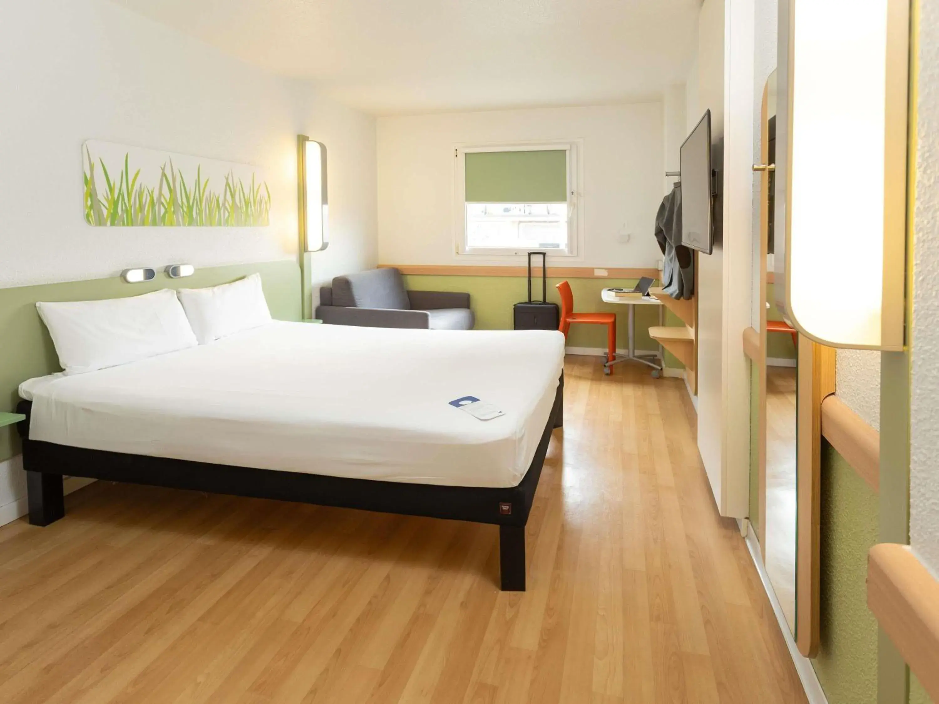 Family Room with One Double Bed and One Single Bed in Ibis Budget Valencia Aeropuerto Family Room with One Double Bed and One Single Bed in Ibis Budget Valencia Aeropuerto