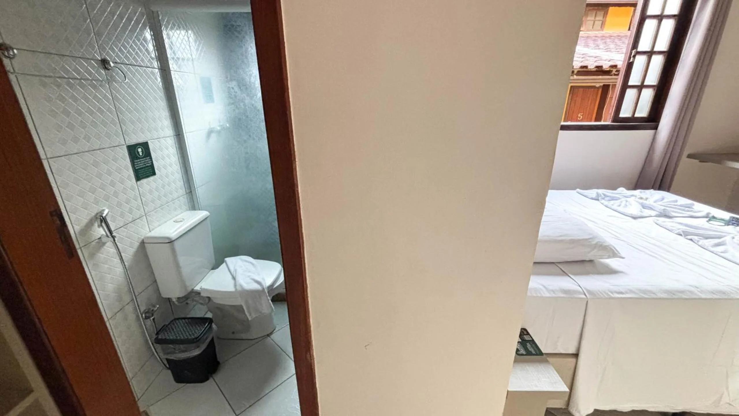 Shower in Lonier Praia Inn Flats