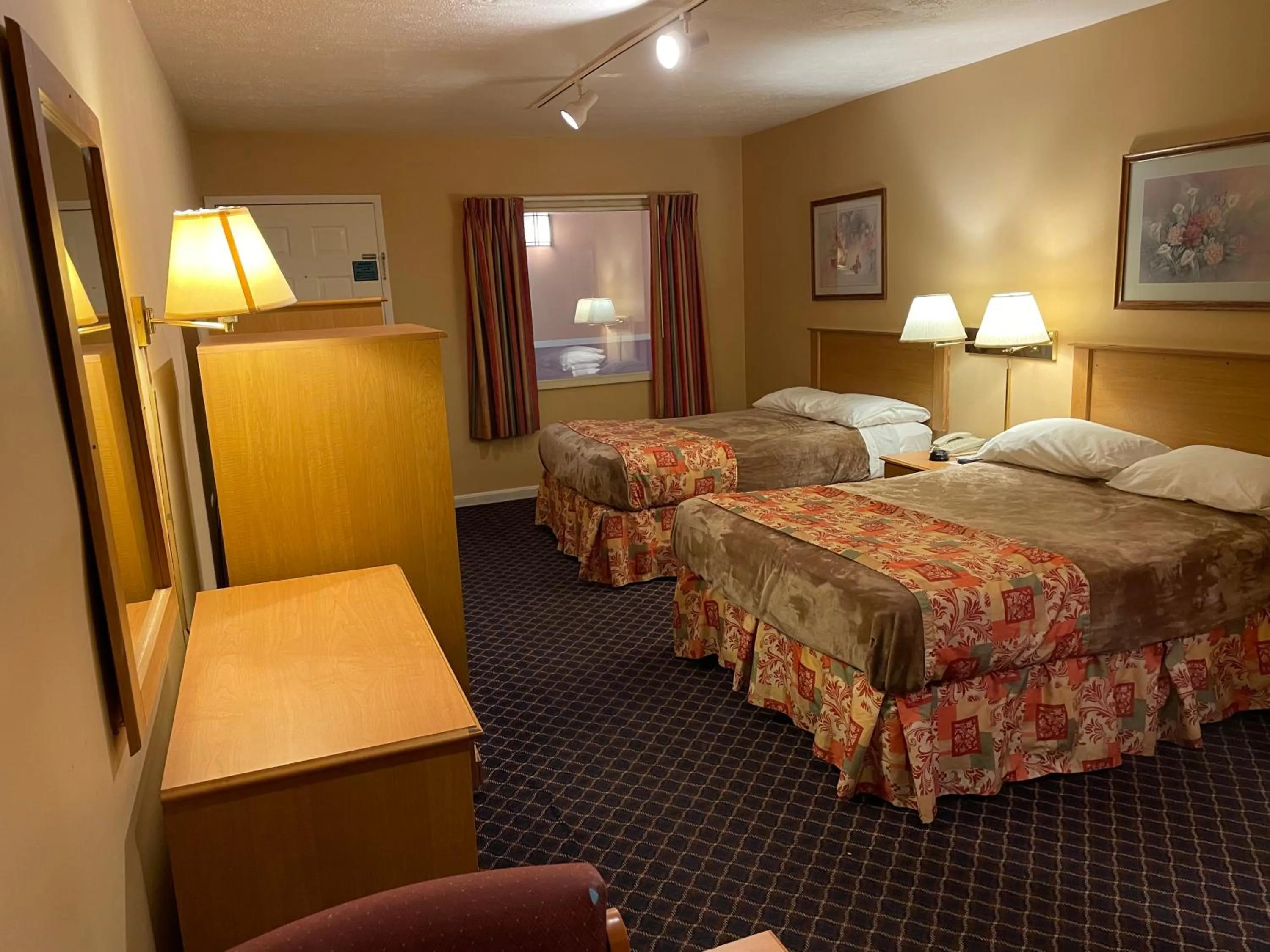 Bedroom, Bed in Wildwood Inn