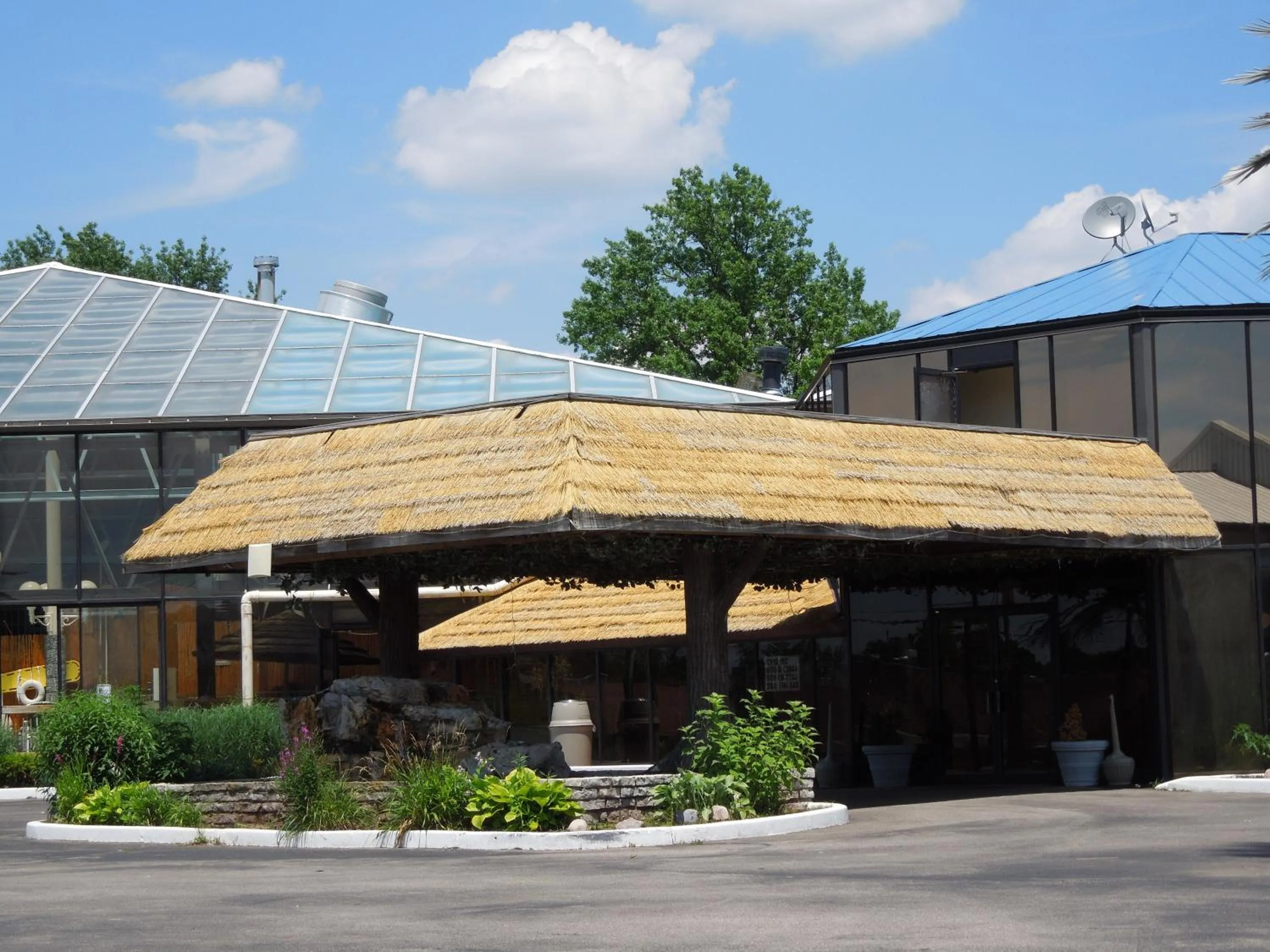Facade/entrance in Wildwood Inn