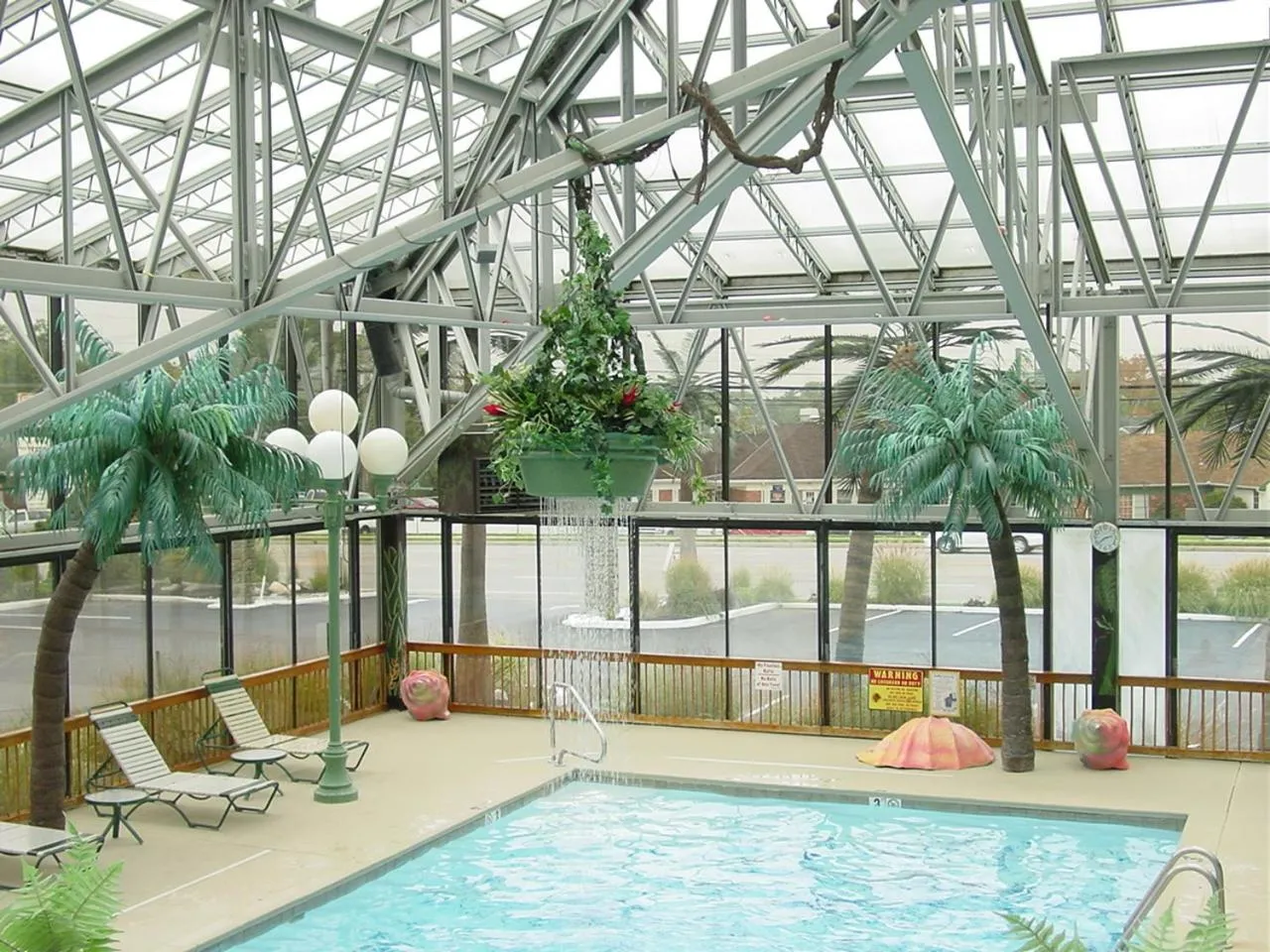 Swimming pool in Wildwood Inn