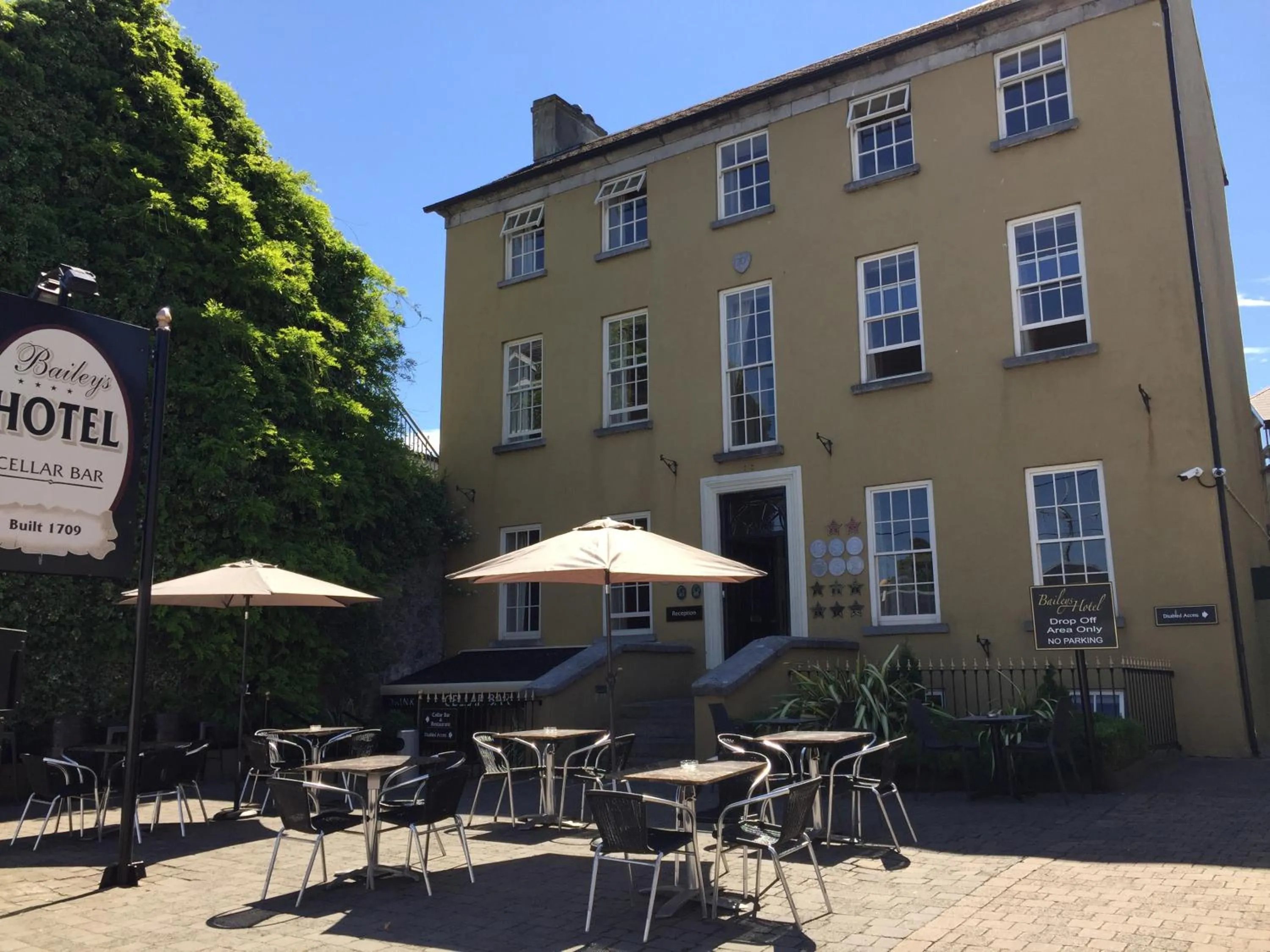 Property building in Baileys Hotel Cashel