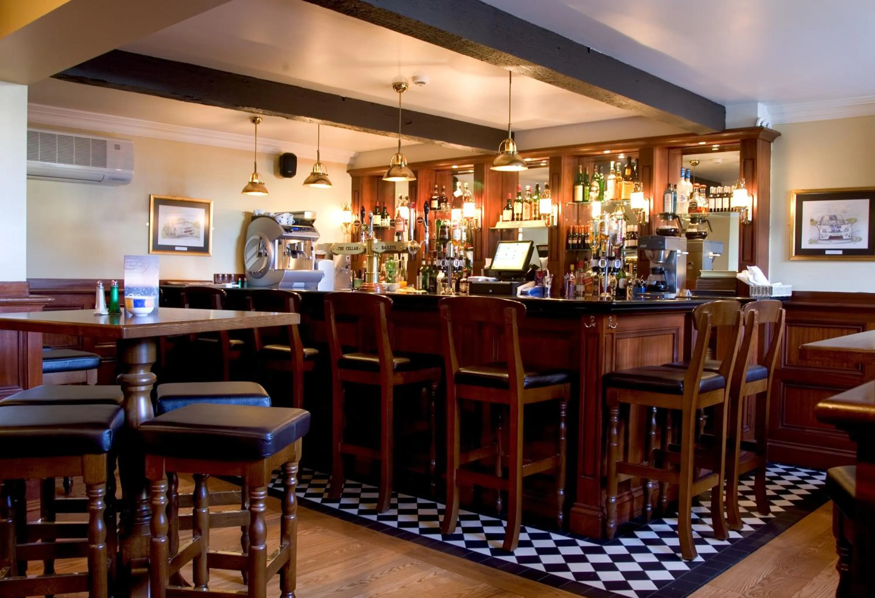 Lounge or bar in Baileys Hotel Cashel