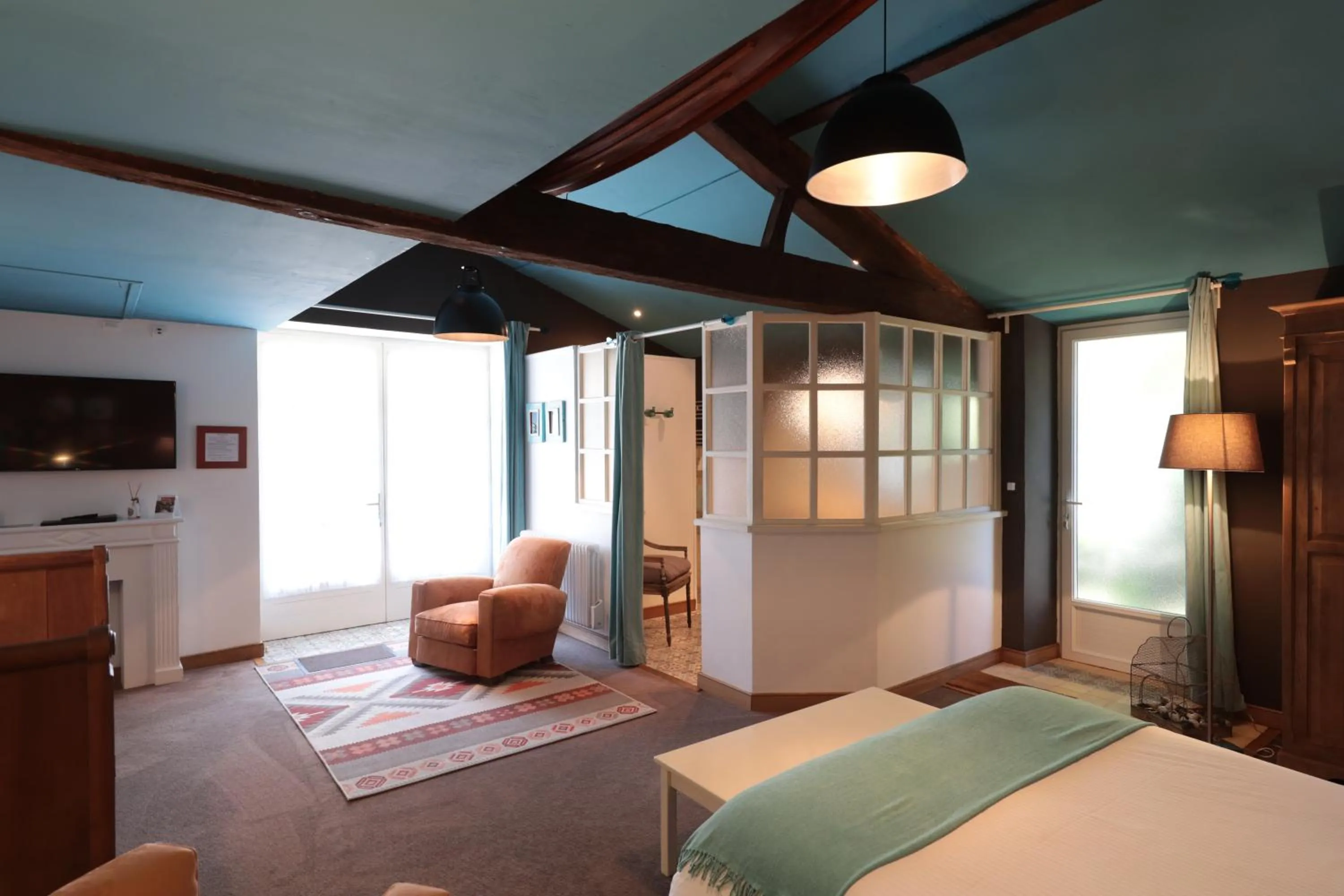 Staff, Bed in Relais de Chasse la Chaignaie