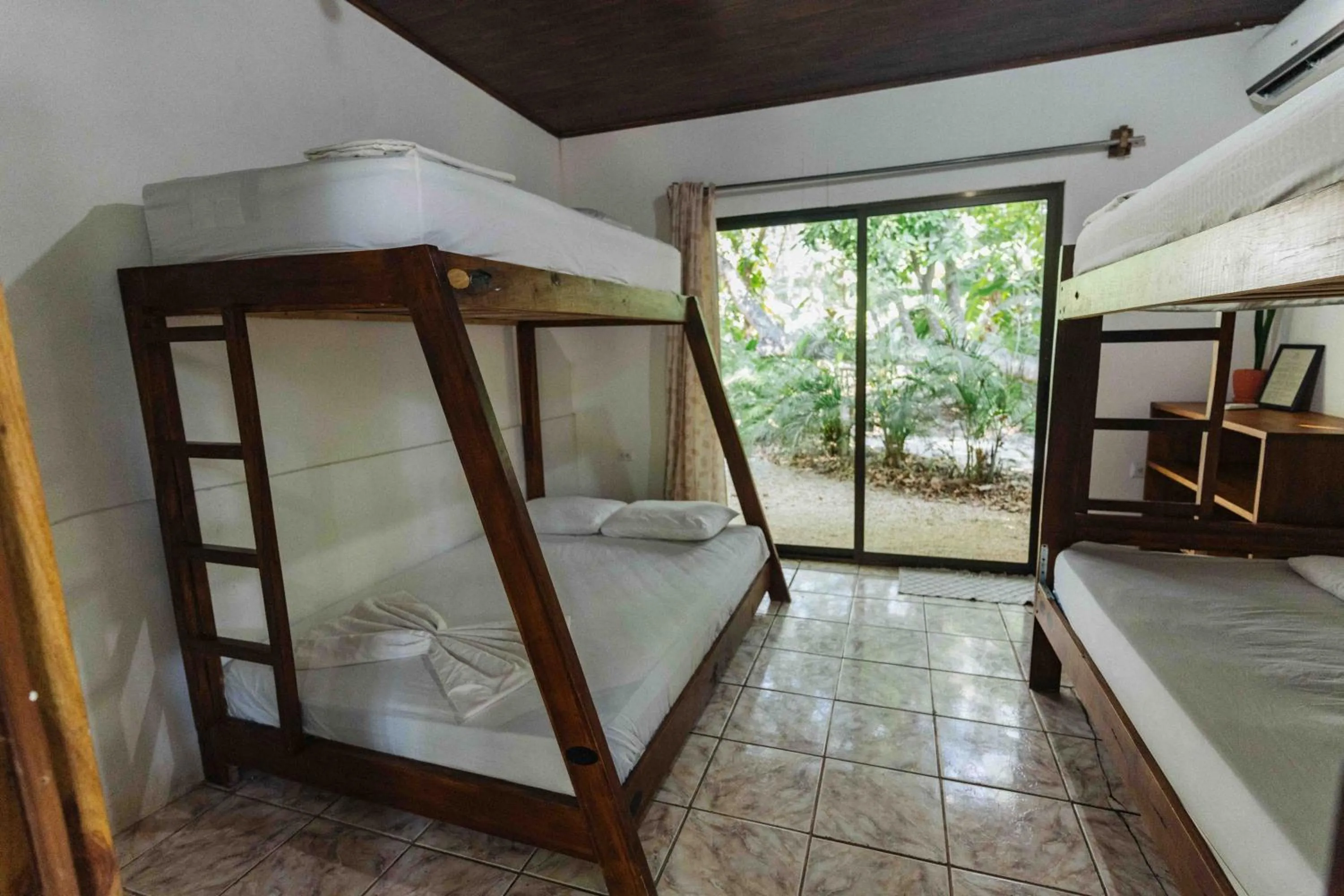 Family Room with Shared Bathroom - single occupancy in Zeneidas Surf Garden