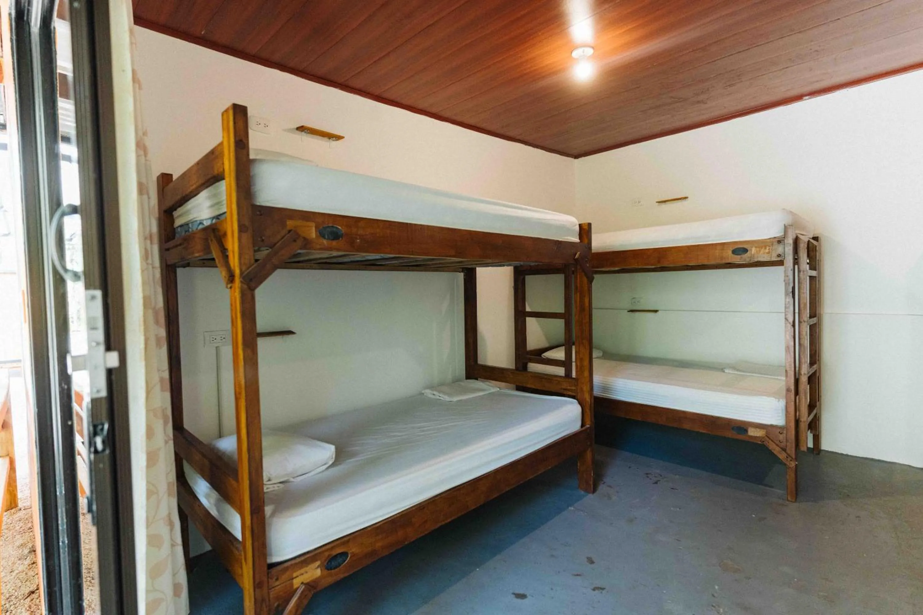 Bed in 6-Bed Mixed Dormitory Room in Zeneidas Surf Garden