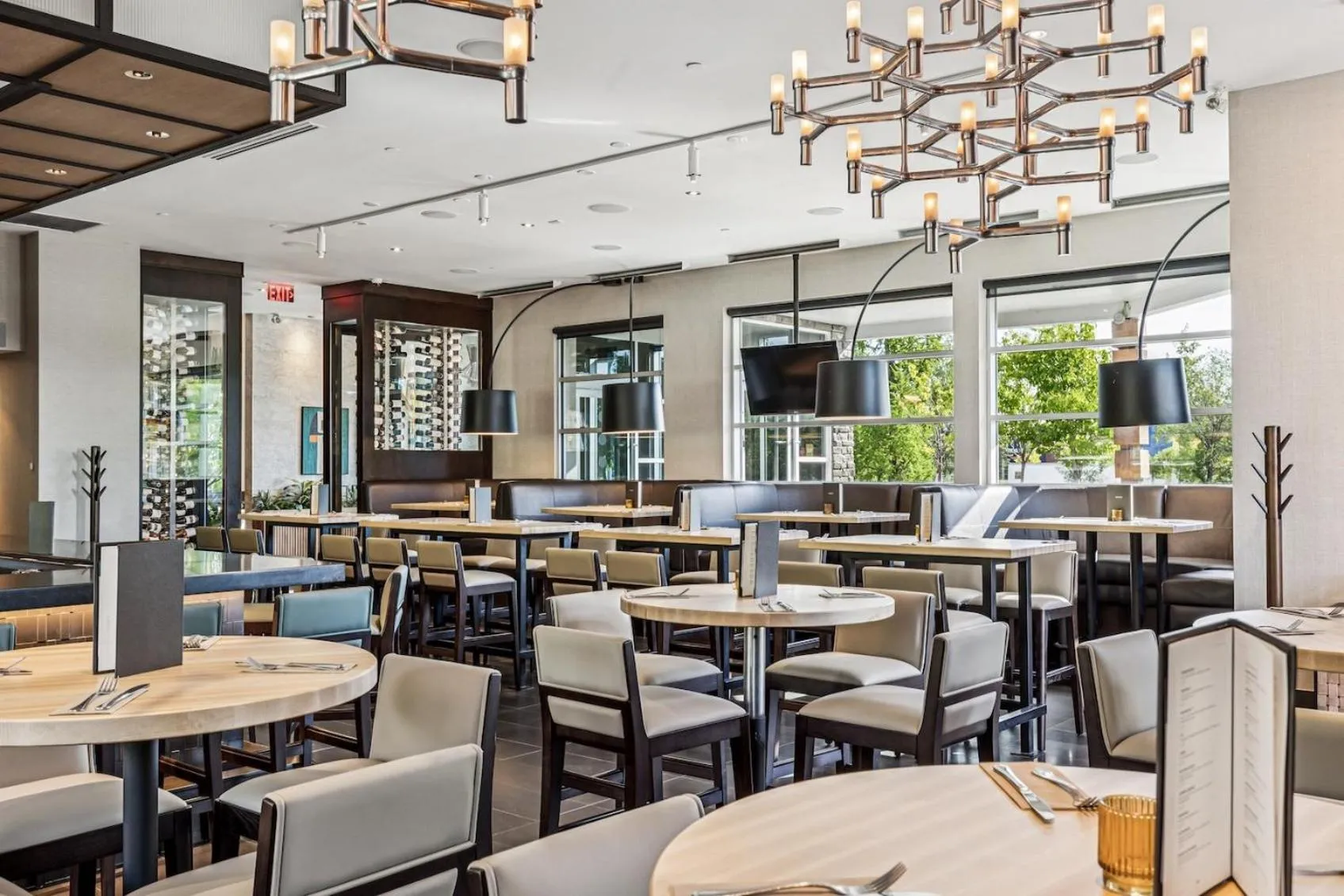 Restaurant/places to eat in Sandman Hotel & Suites Calgary South