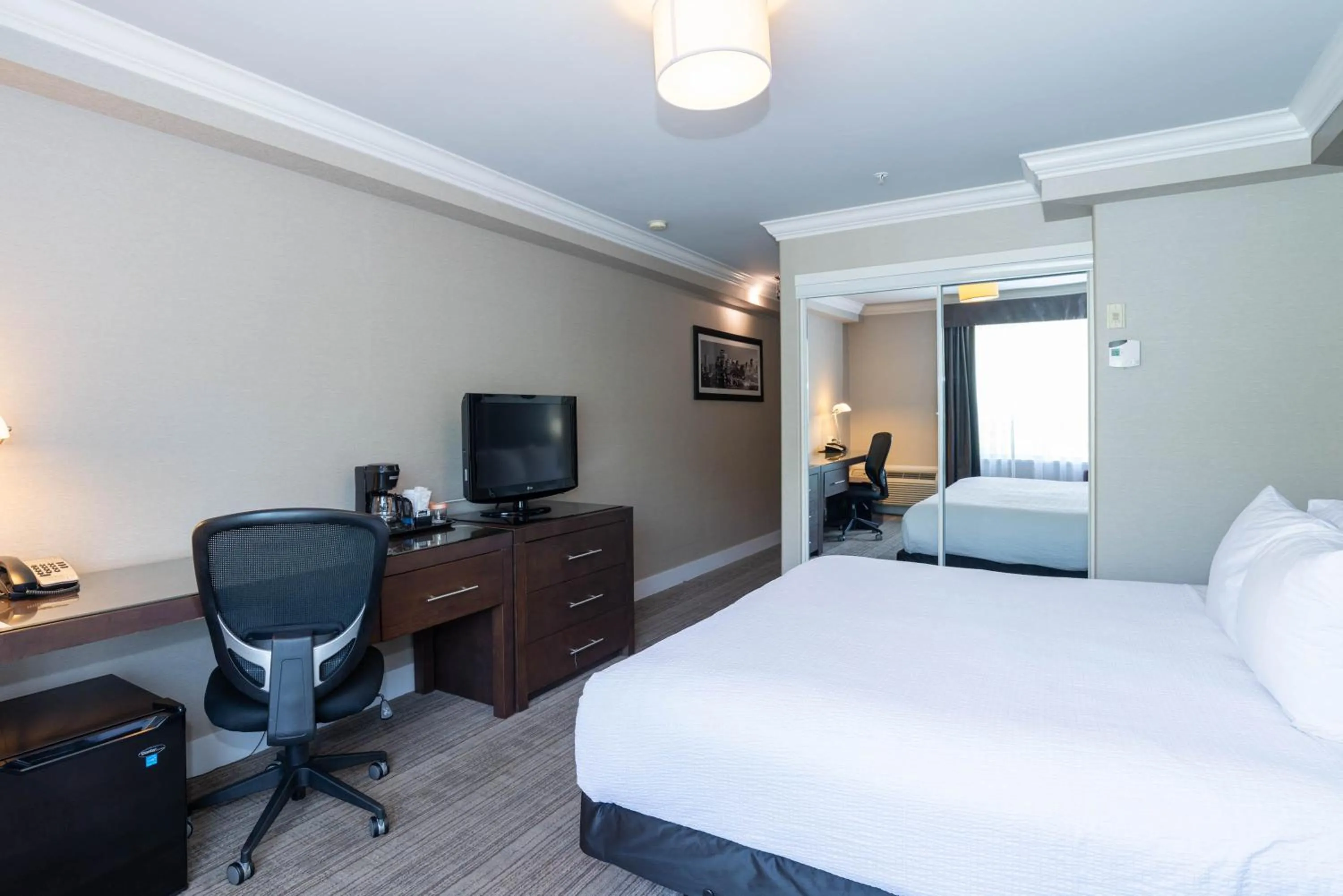 Photo of the whole room, Bed in Sandman Hotel & Suites Calgary South