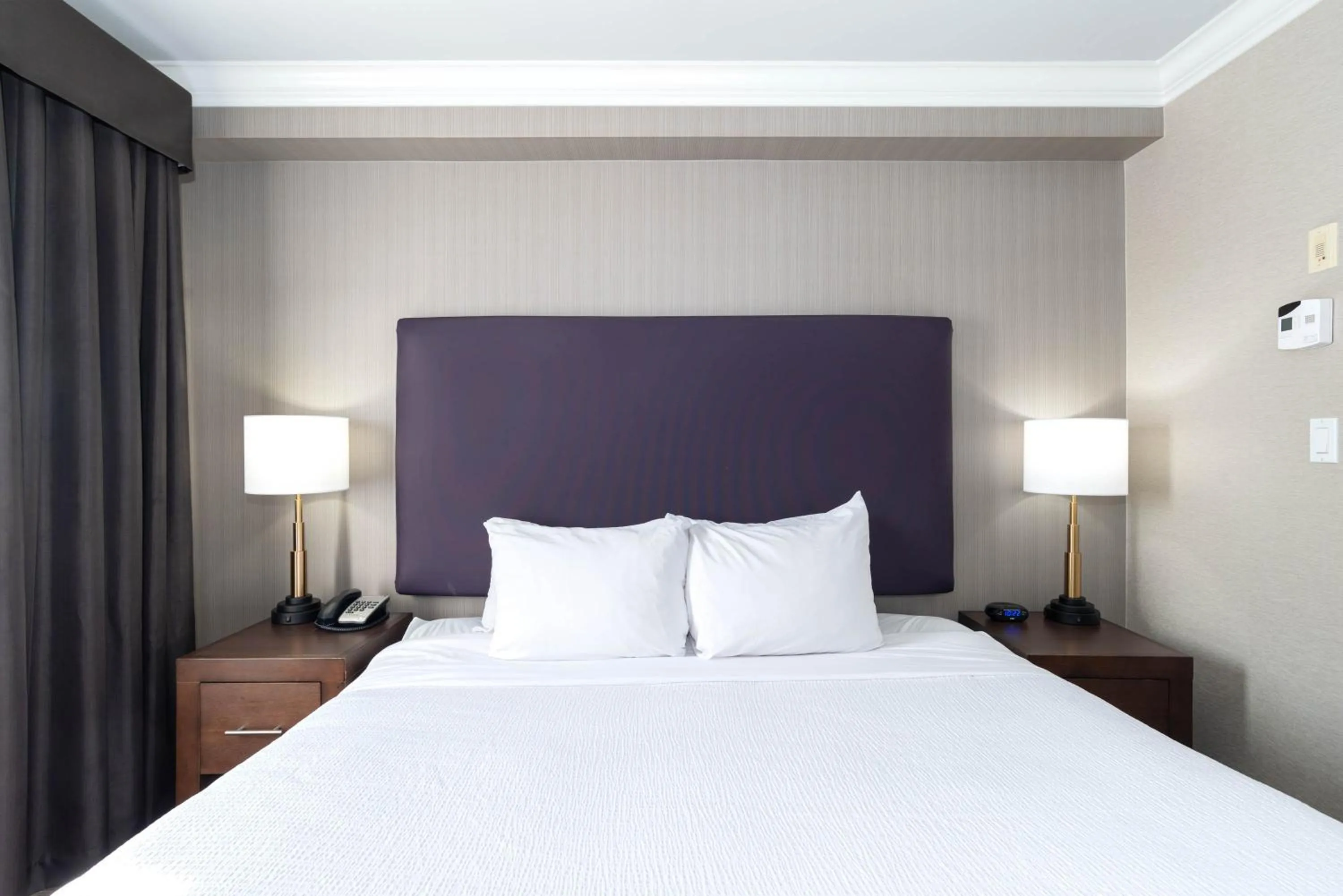 Photo of the whole room, Bed in Sandman Hotel & Suites Calgary South