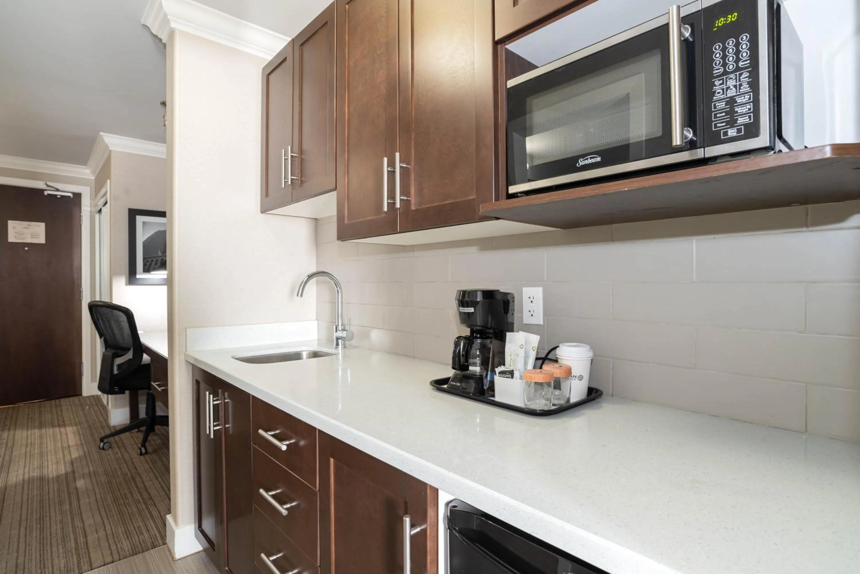 Kitchen or kitchenette in Sandman Hotel & Suites Calgary South