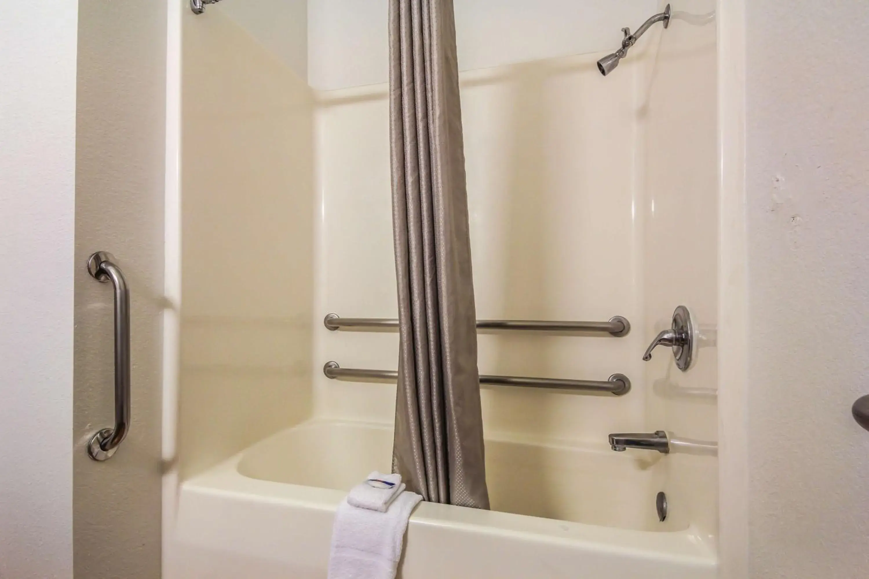 King Room - Disability Access - Non-Smoking in Motel 6 New Braunfels King Room - Disability Access - Non-Smoking in Motel 6 New Braunfels