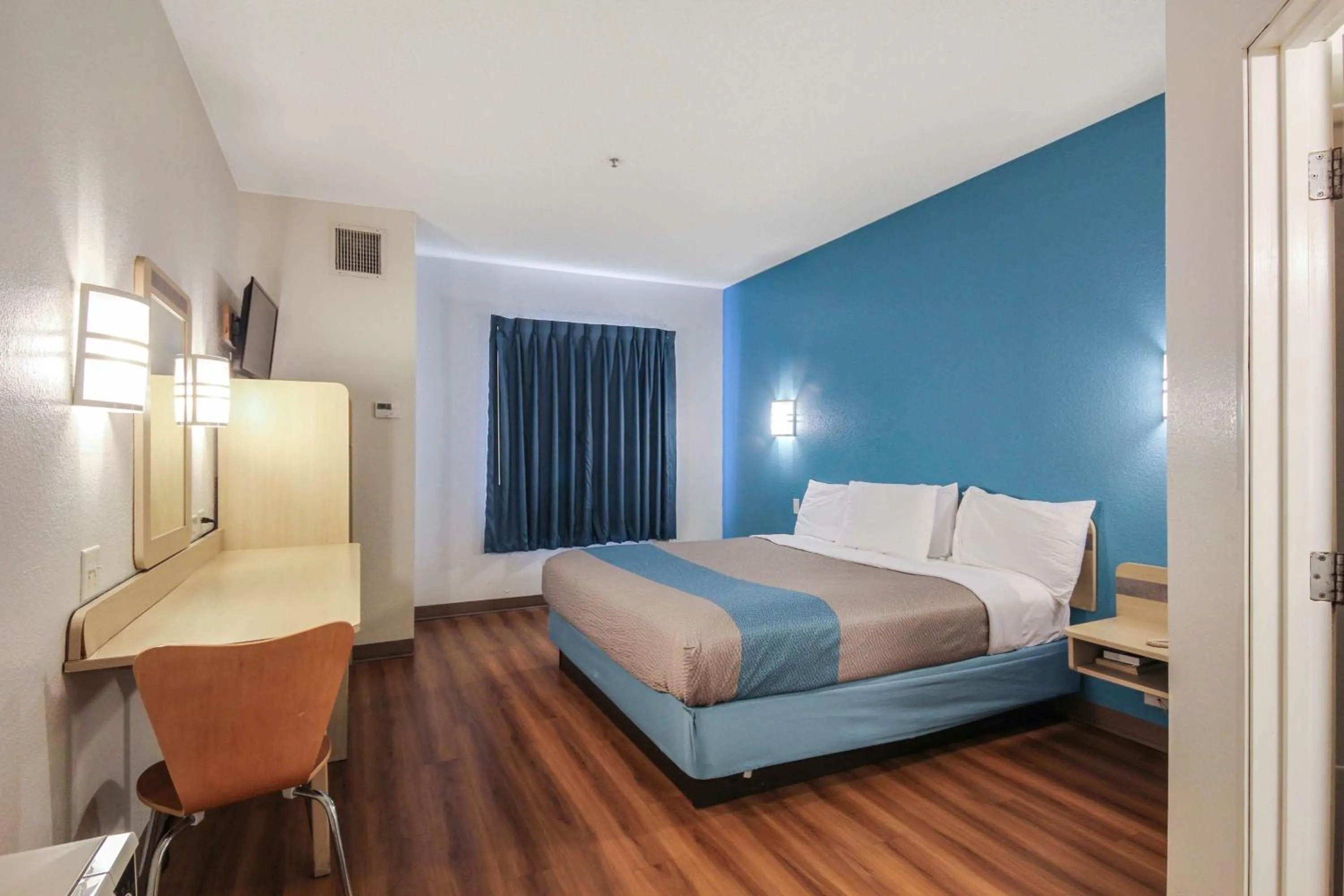 Photo of the whole room, Bed in Motel 6 New Braunfels