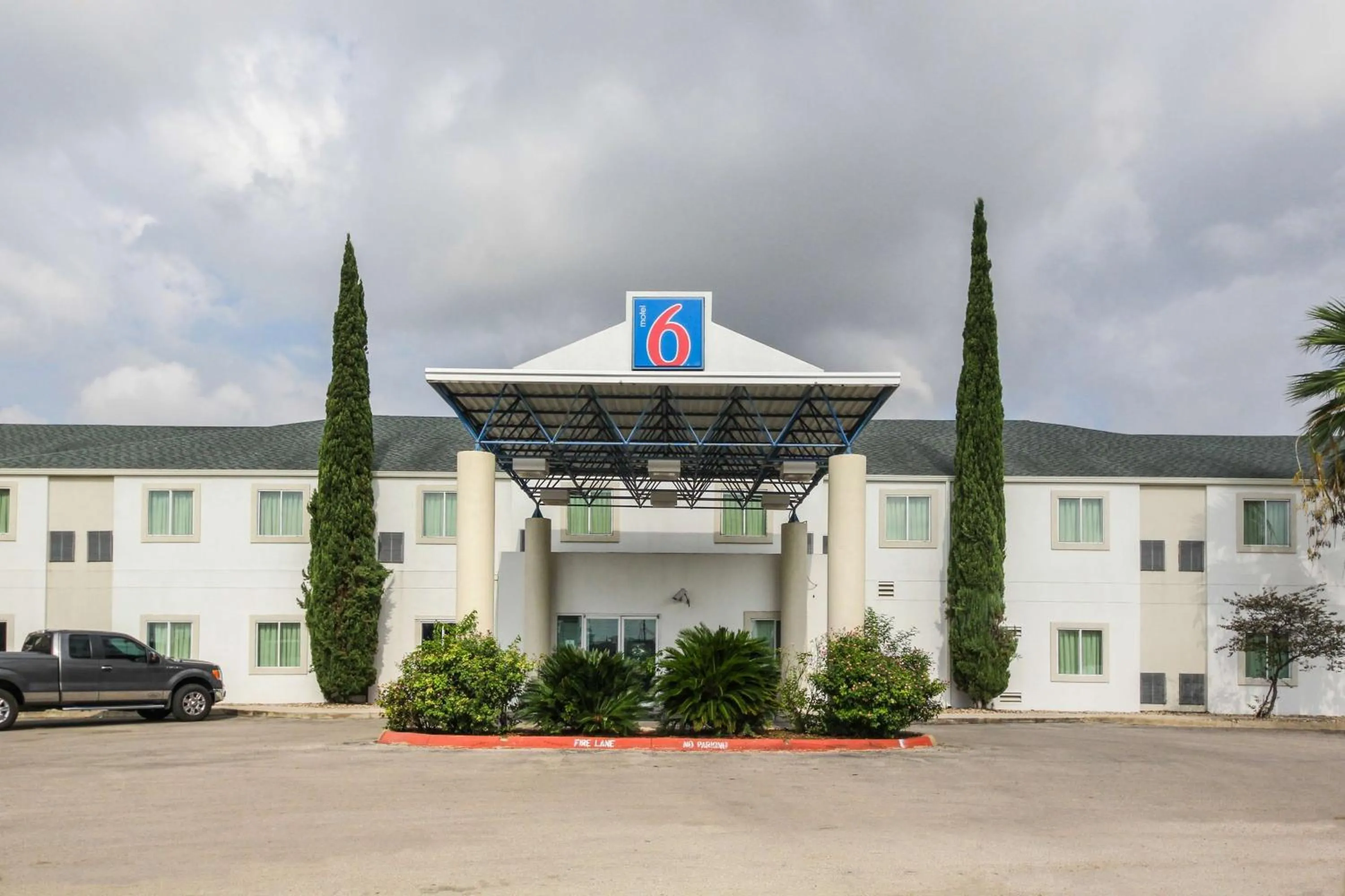 Property building in Motel 6 New Braunfels