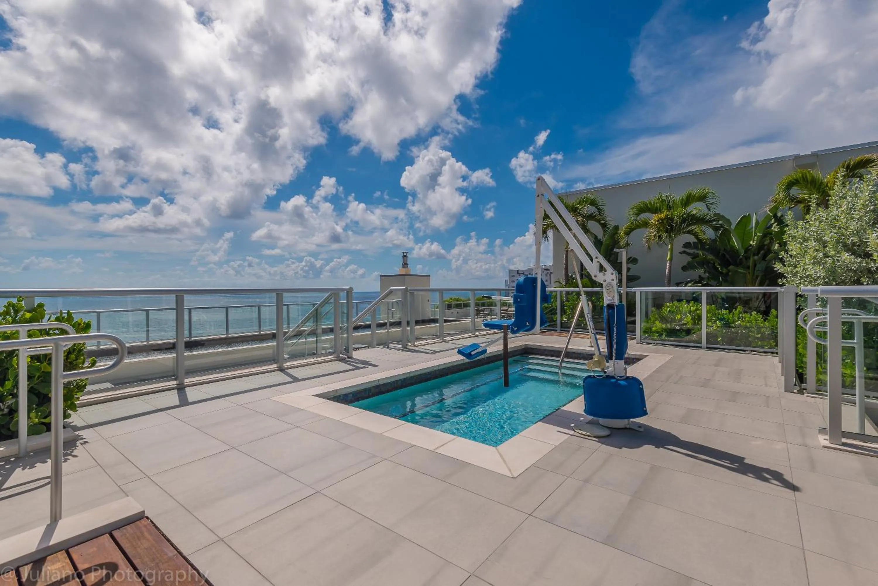 Hot Tub in CH Luxury Condos & Studios On The Beach