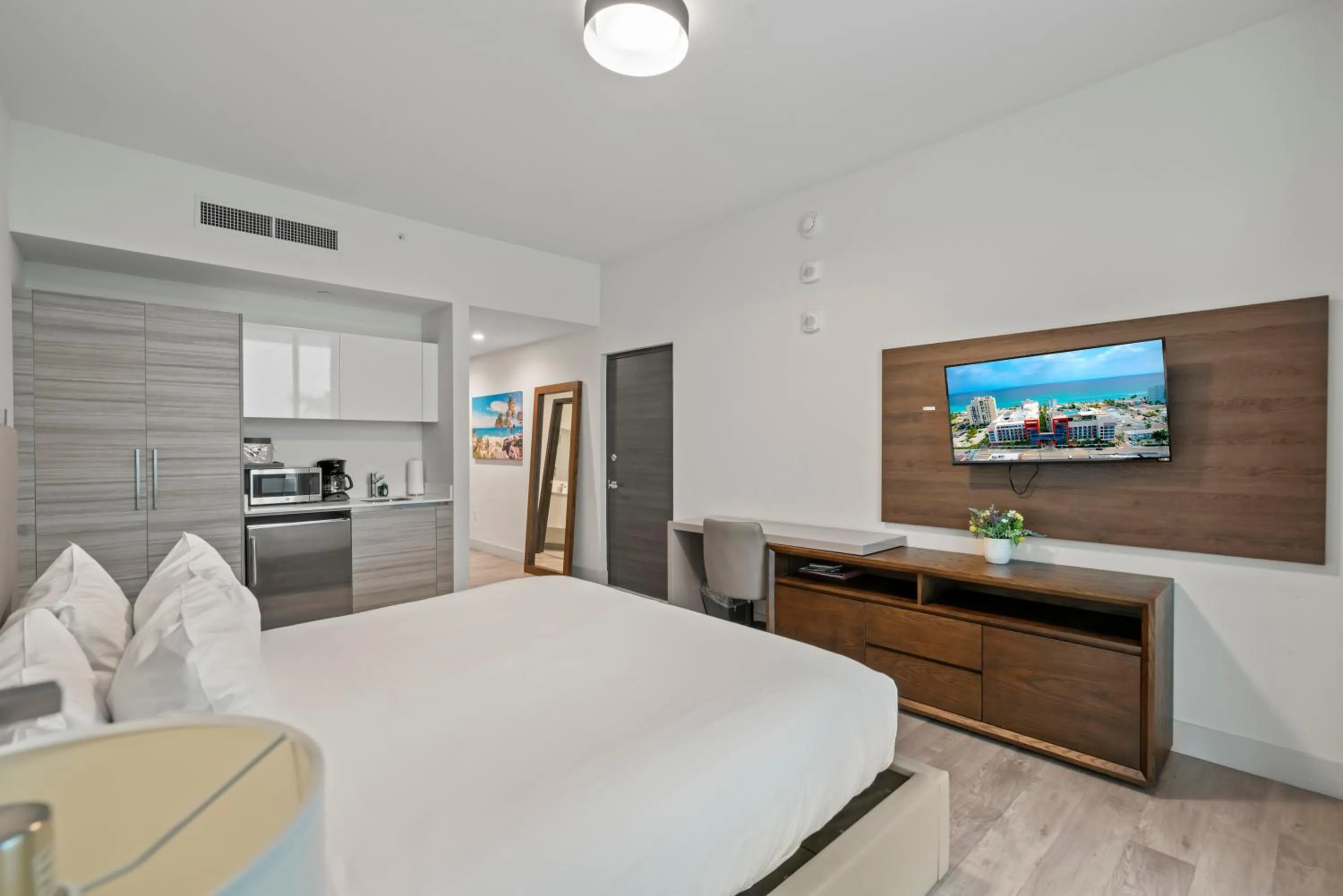 TV and multimedia, Bed in CH Luxury Condos & Studios On The Beach