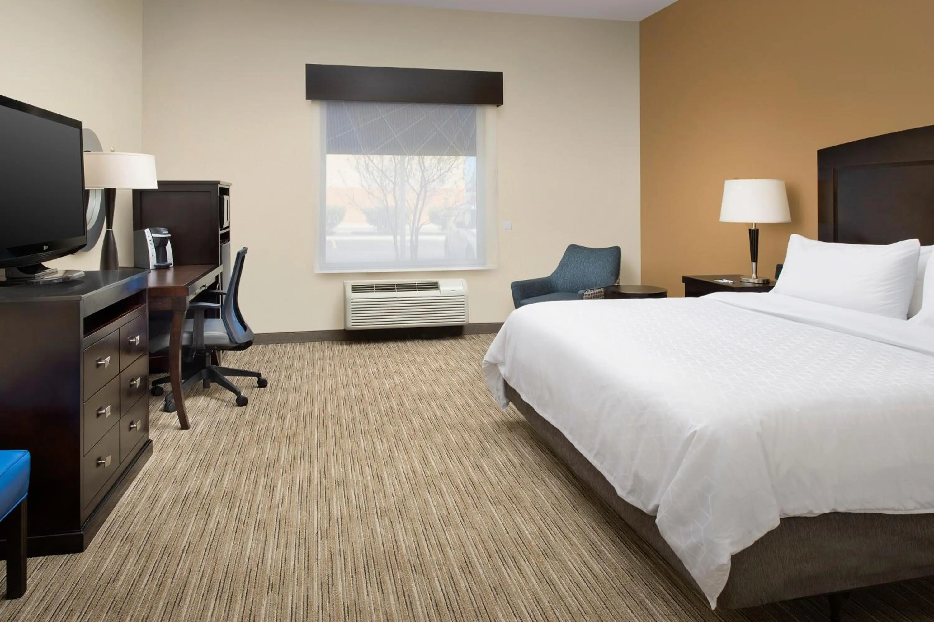 Photo of the whole room, Bed in Holiday Inn Express Uvalde by IHG