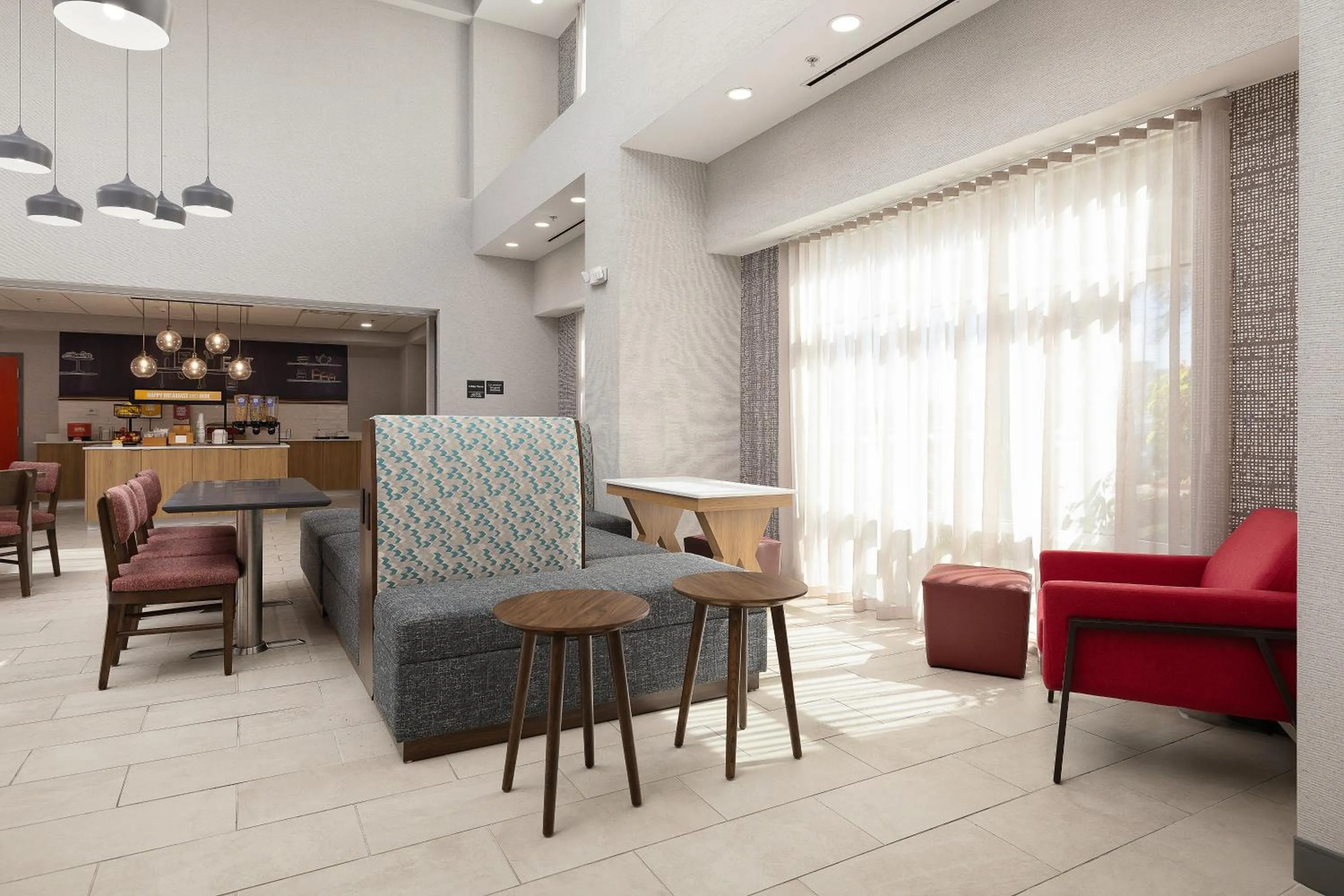 Dining area in Hampton Inn & Suites McAllen