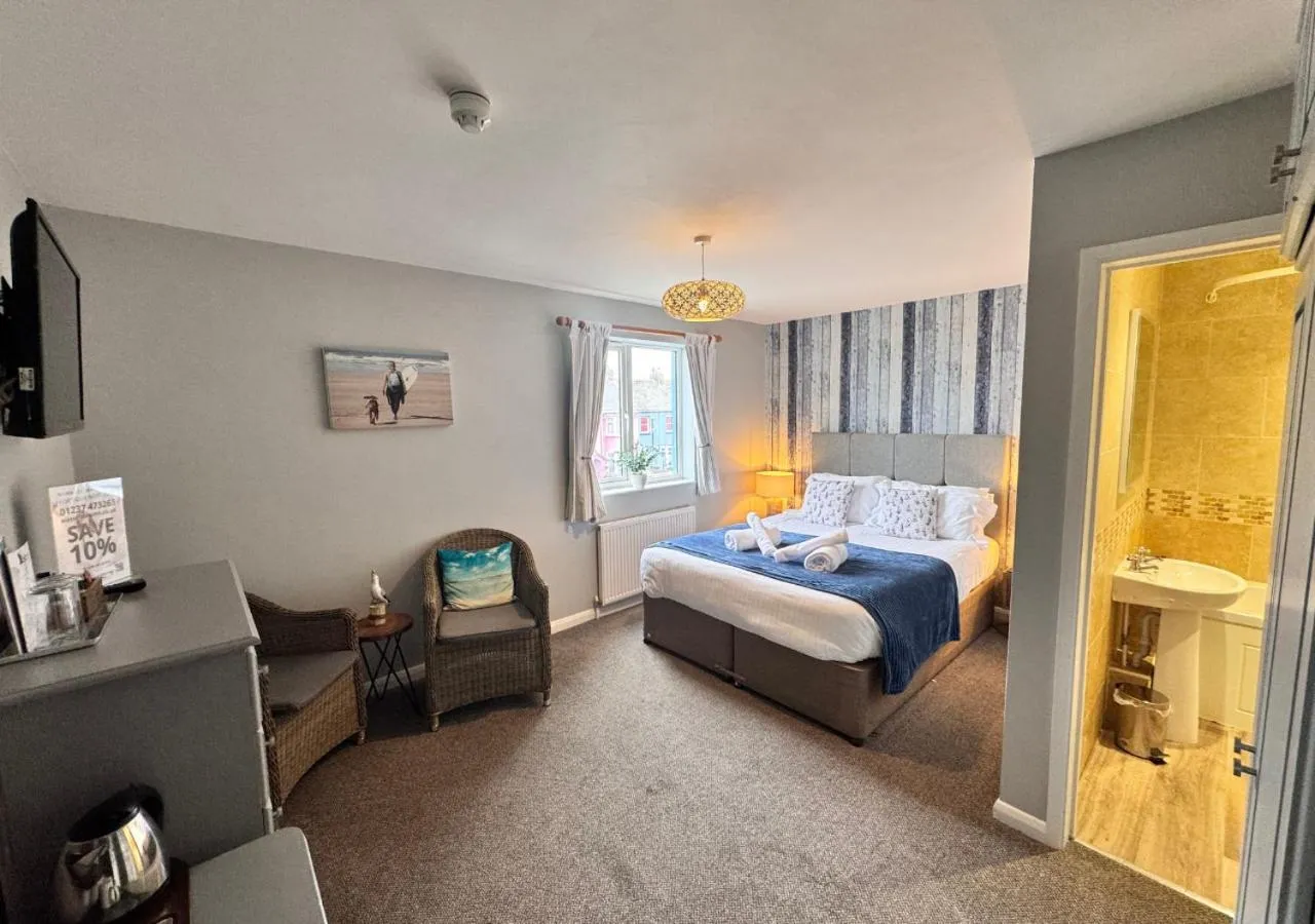 Photo of the whole room, Bed in The Waterfront Inn