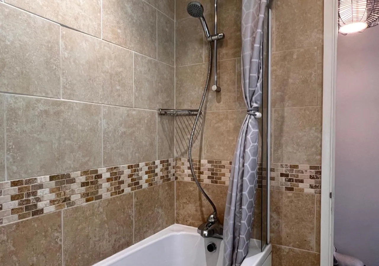 Shower in The Waterfront Inn