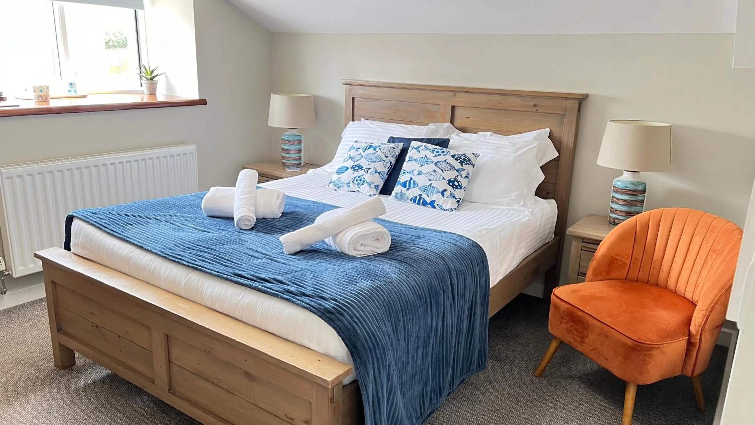 Property building, Bed in The Waterfront Inn