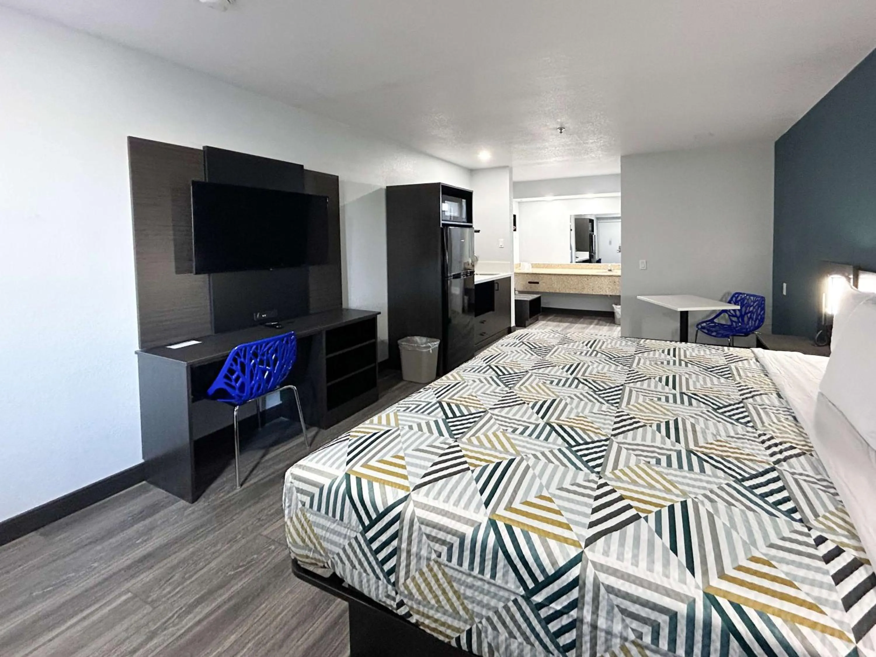 Bedroom, Bed in Bakersfield Inn & Suites