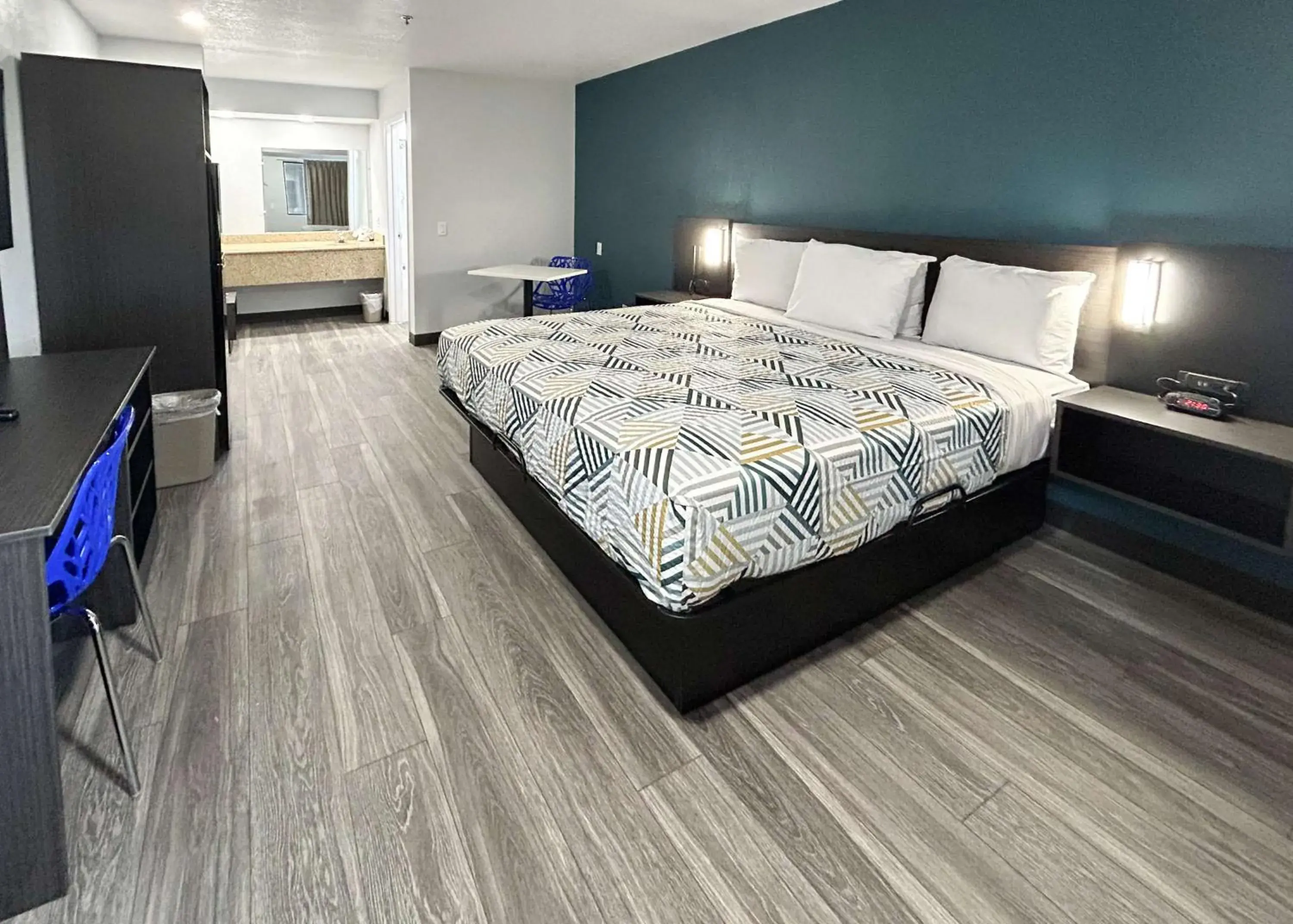 Bedroom, Bed in Studio 6 Bakersfield, CA South Bedroom, Bed in Studio 6 Bakersfield, CA South