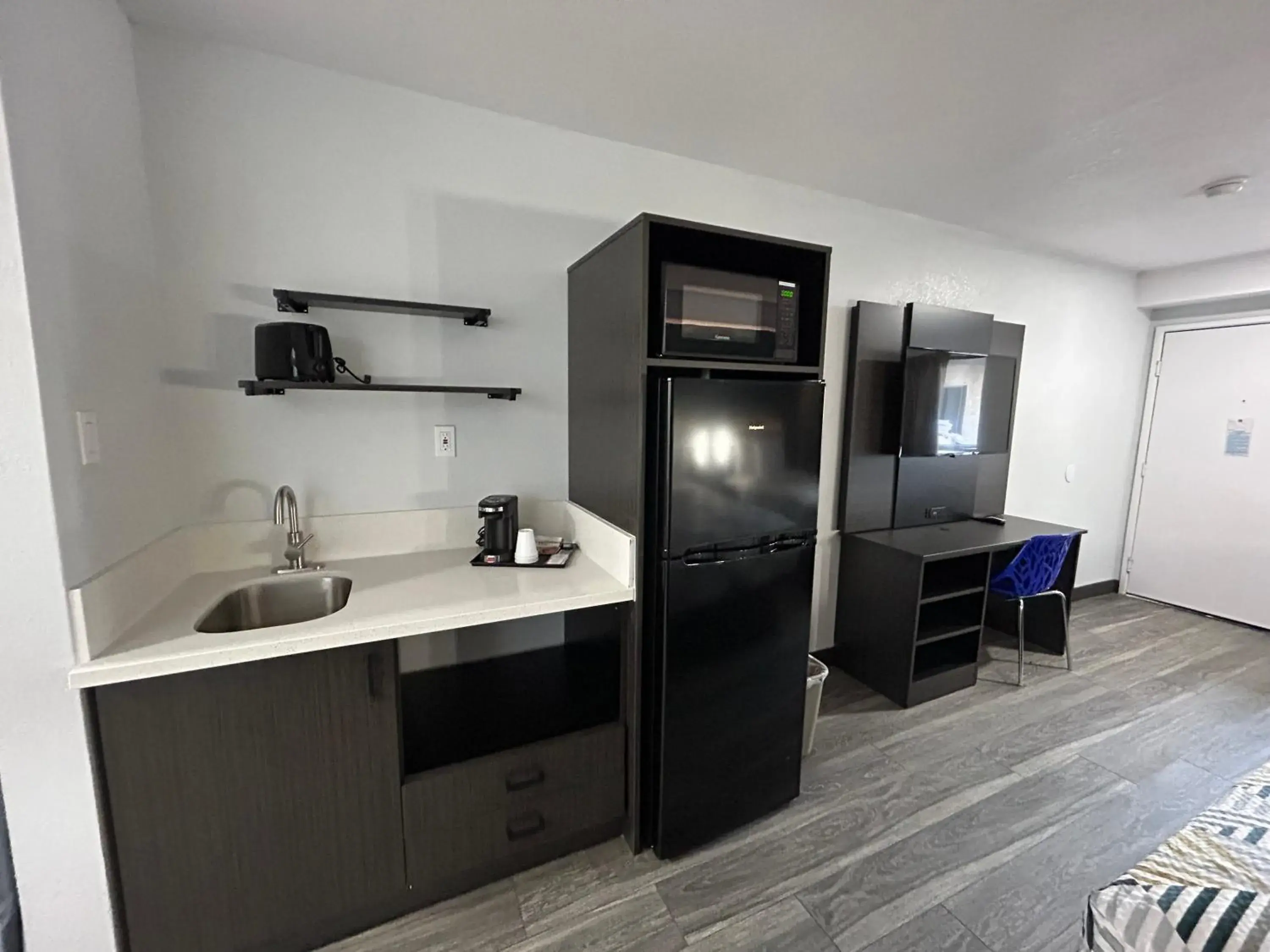 Kitchen or kitchenette in Studio 6 Bakersfield, CA South Kitchen or kitchenette in Studio 6 Bakersfield, CA South