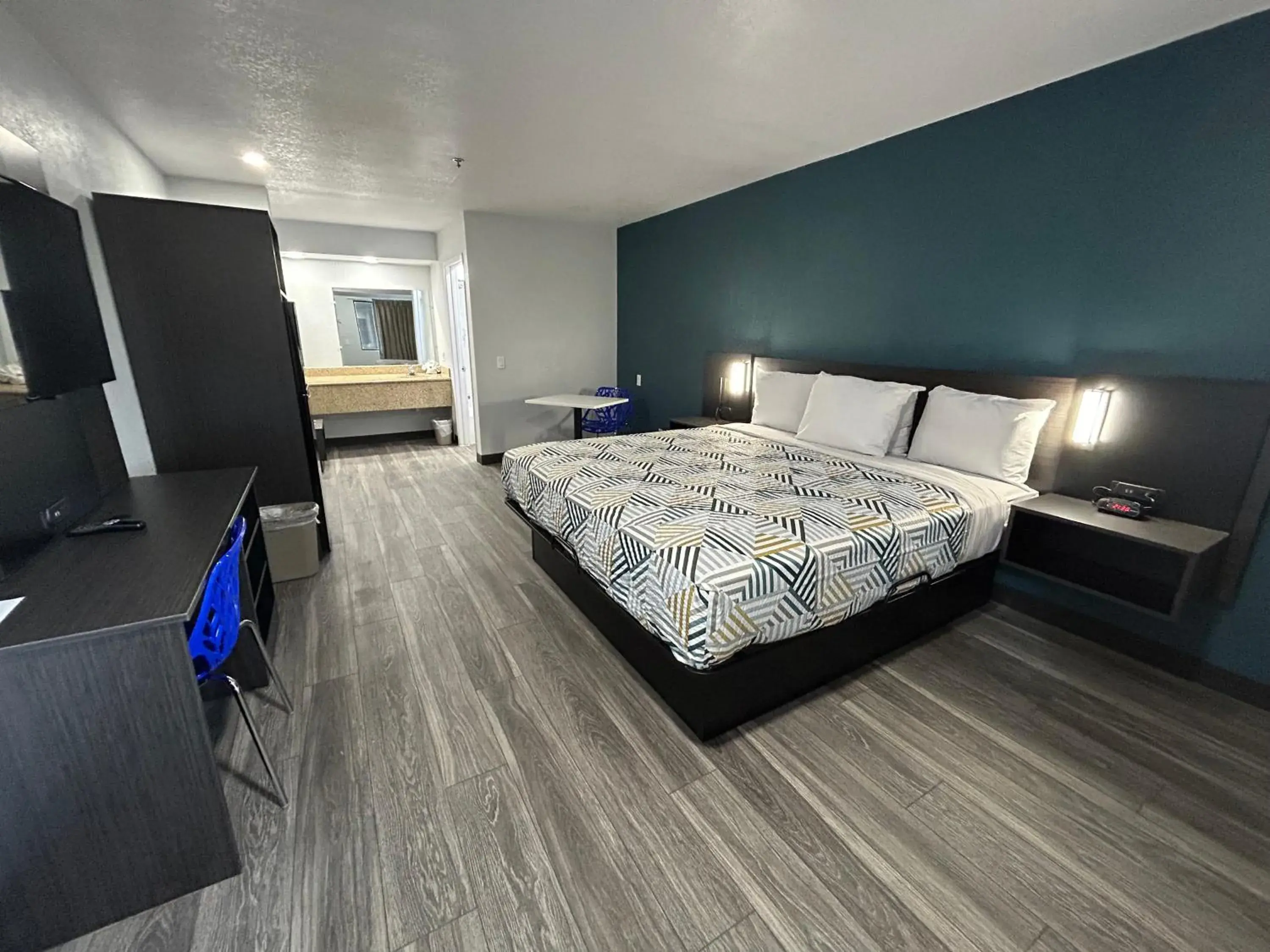 Bedroom, Bed in Studio 6 Bakersfield, CA South Bedroom, Bed in Studio 6 Bakersfield, CA South