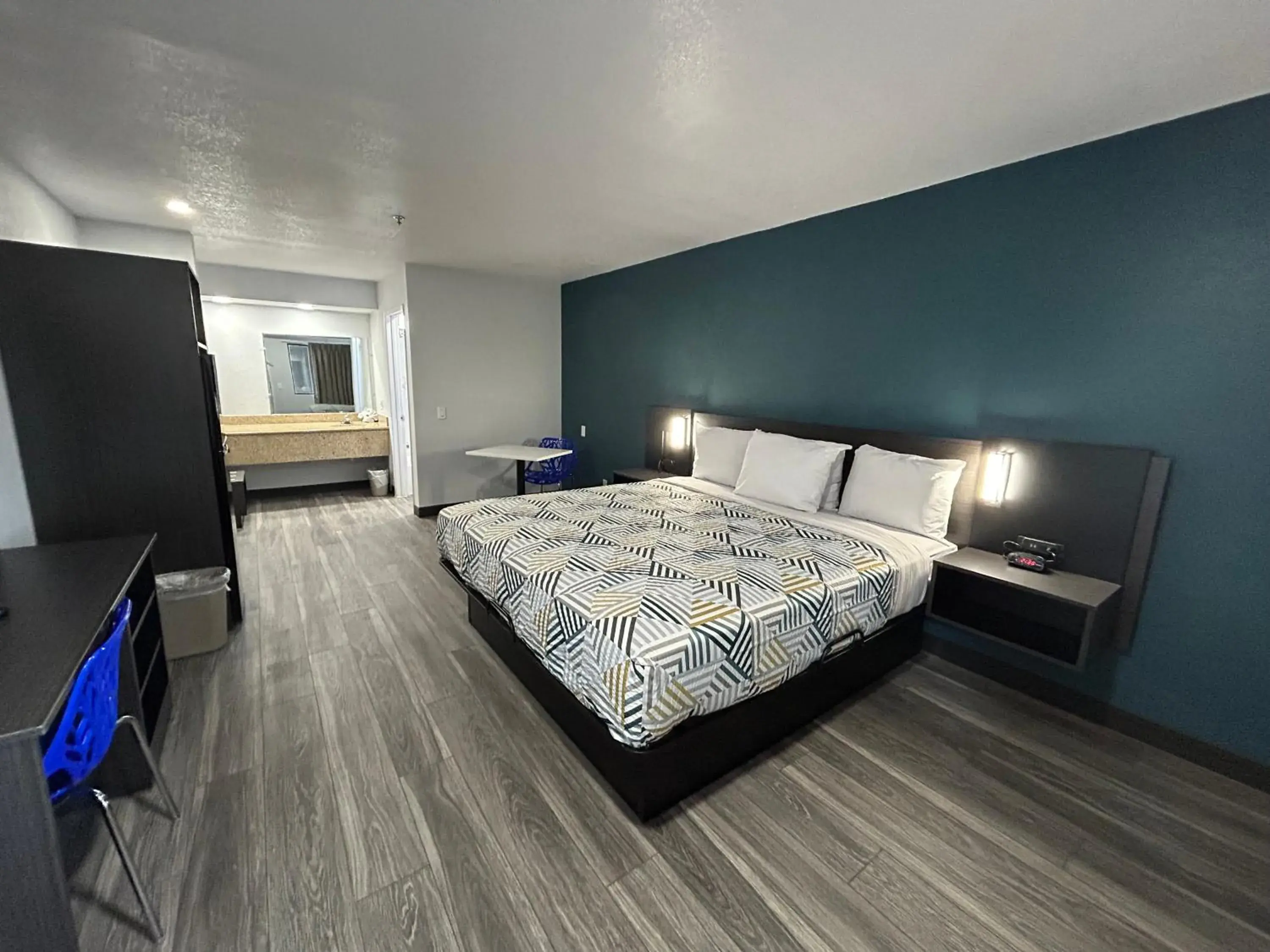 Bedroom, Bed in Studio 6 Bakersfield, CA South Bedroom, Bed in Studio 6 Bakersfield, CA South