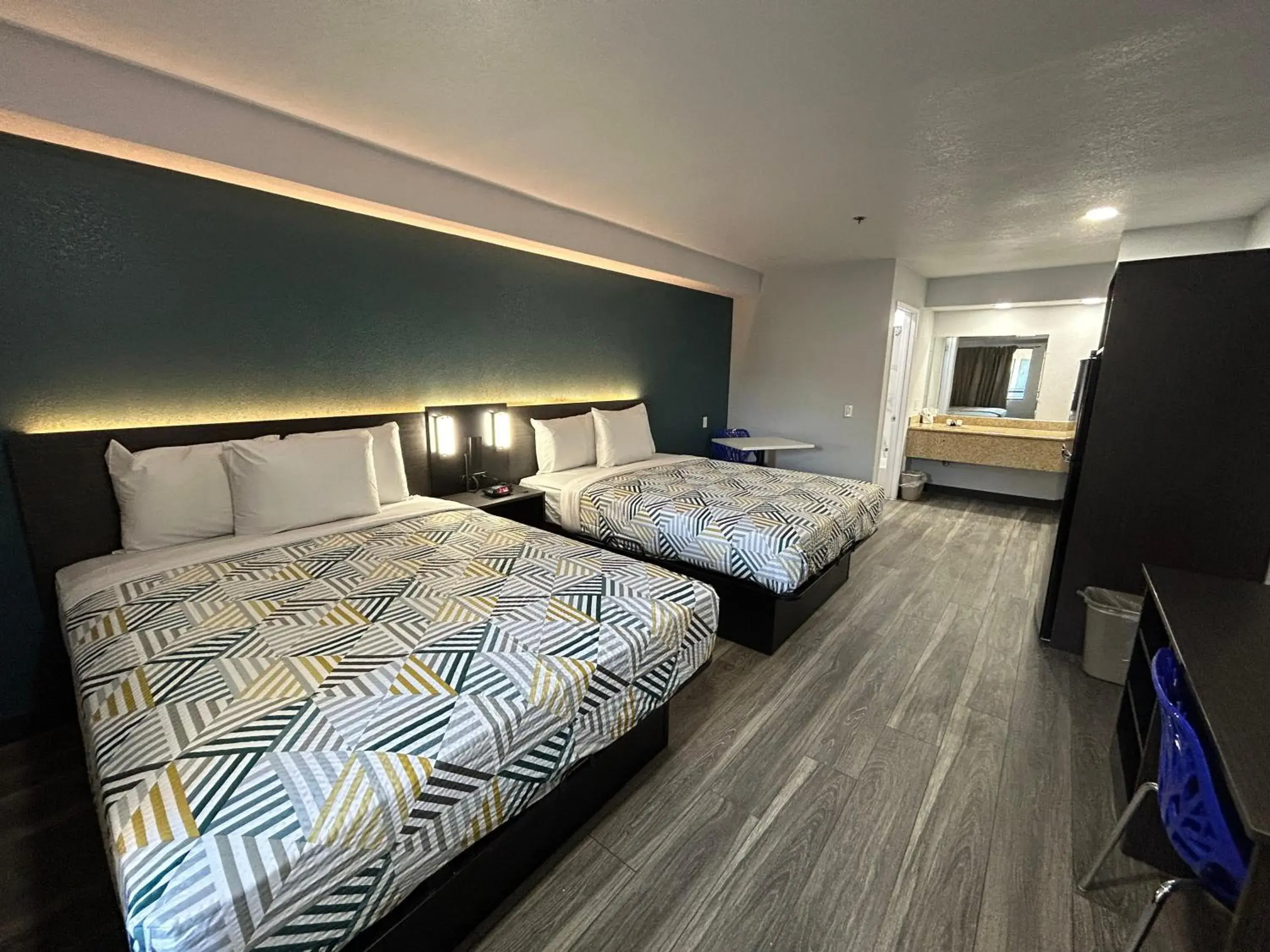 Bedroom, Bed in Studio 6 Bakersfield, CA South Bedroom, Bed in Studio 6 Bakersfield, CA South