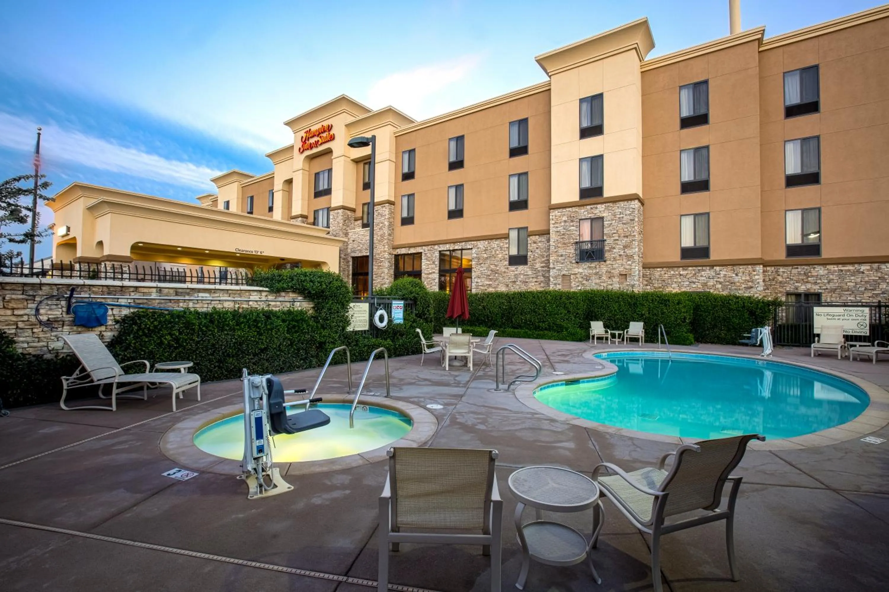 Swimming pool in Hampton Inn & Suites Sacramento-Elk Grove Laguna I-5