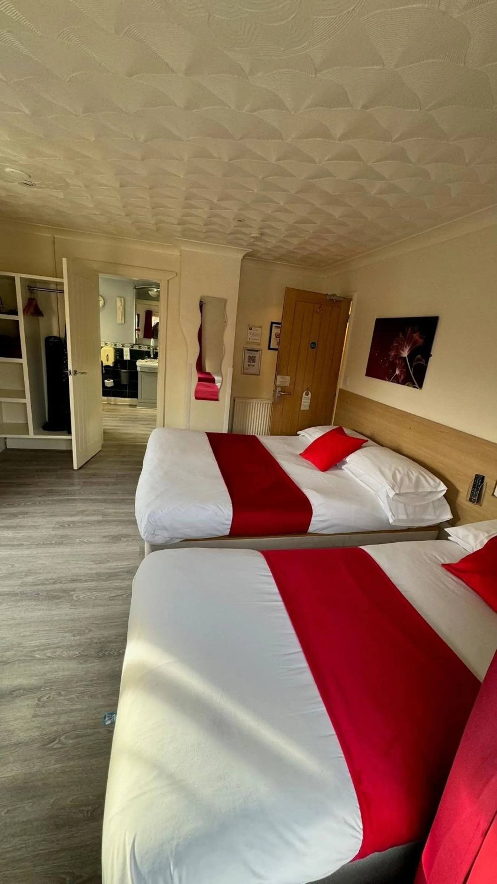 Photo of the whole room, Bed in The Railway Sleeper Lodge