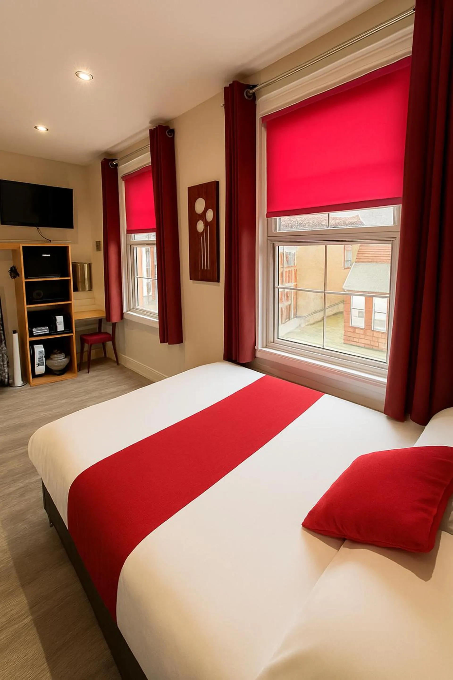 Photo of the whole room, Bed in The Railway Sleeper Lodge