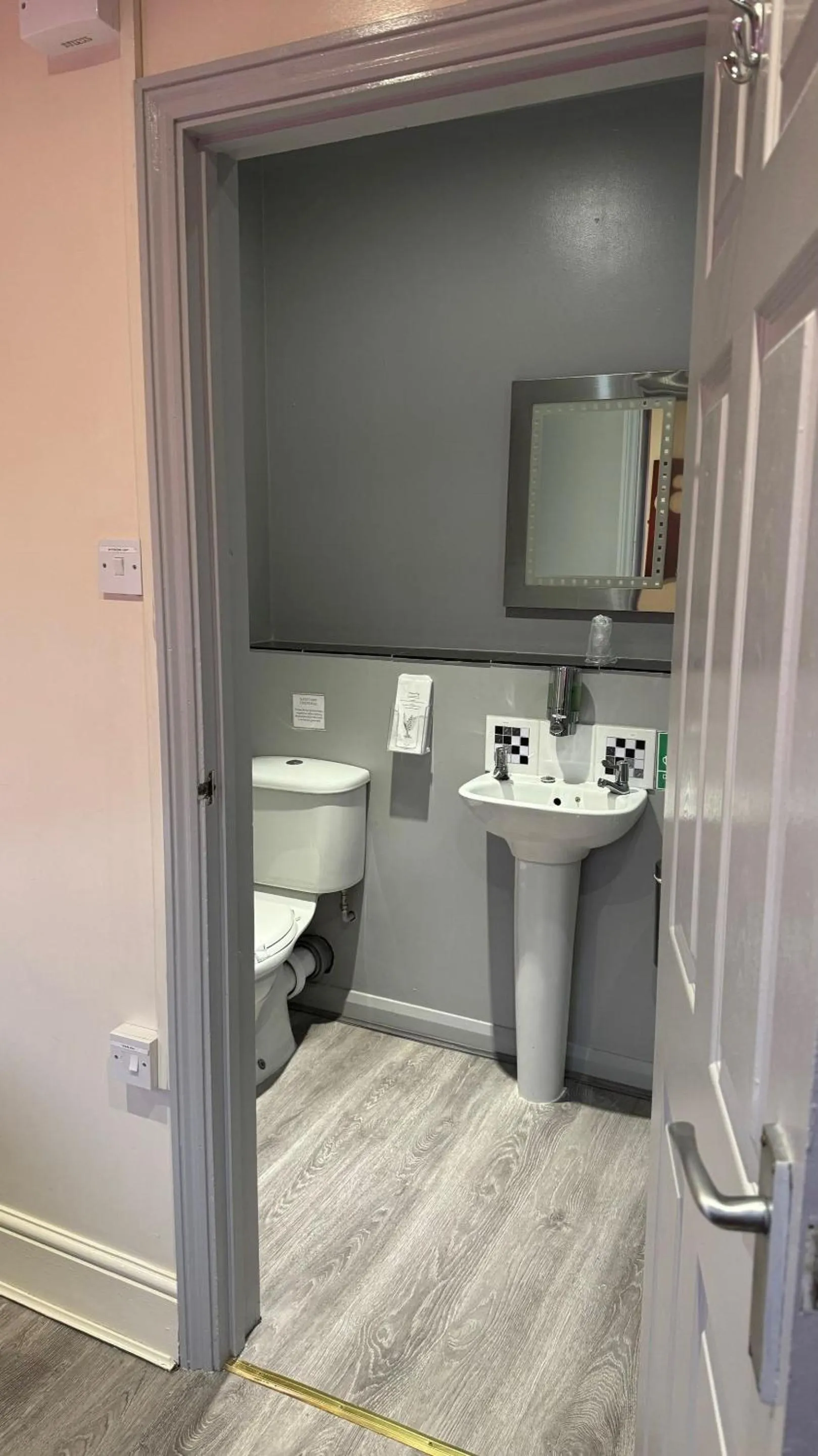 Bathroom in The Railway Sleeper Lodge