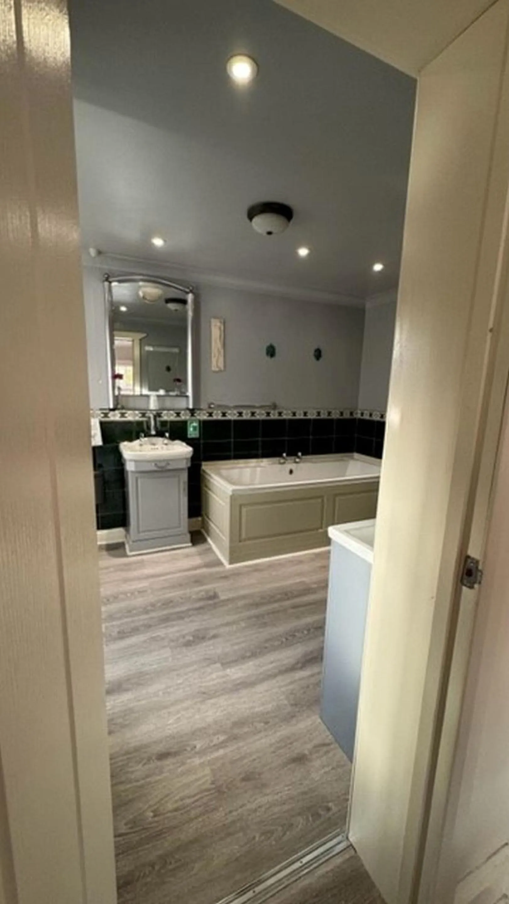 Bathroom in The Railway Sleeper Lodge