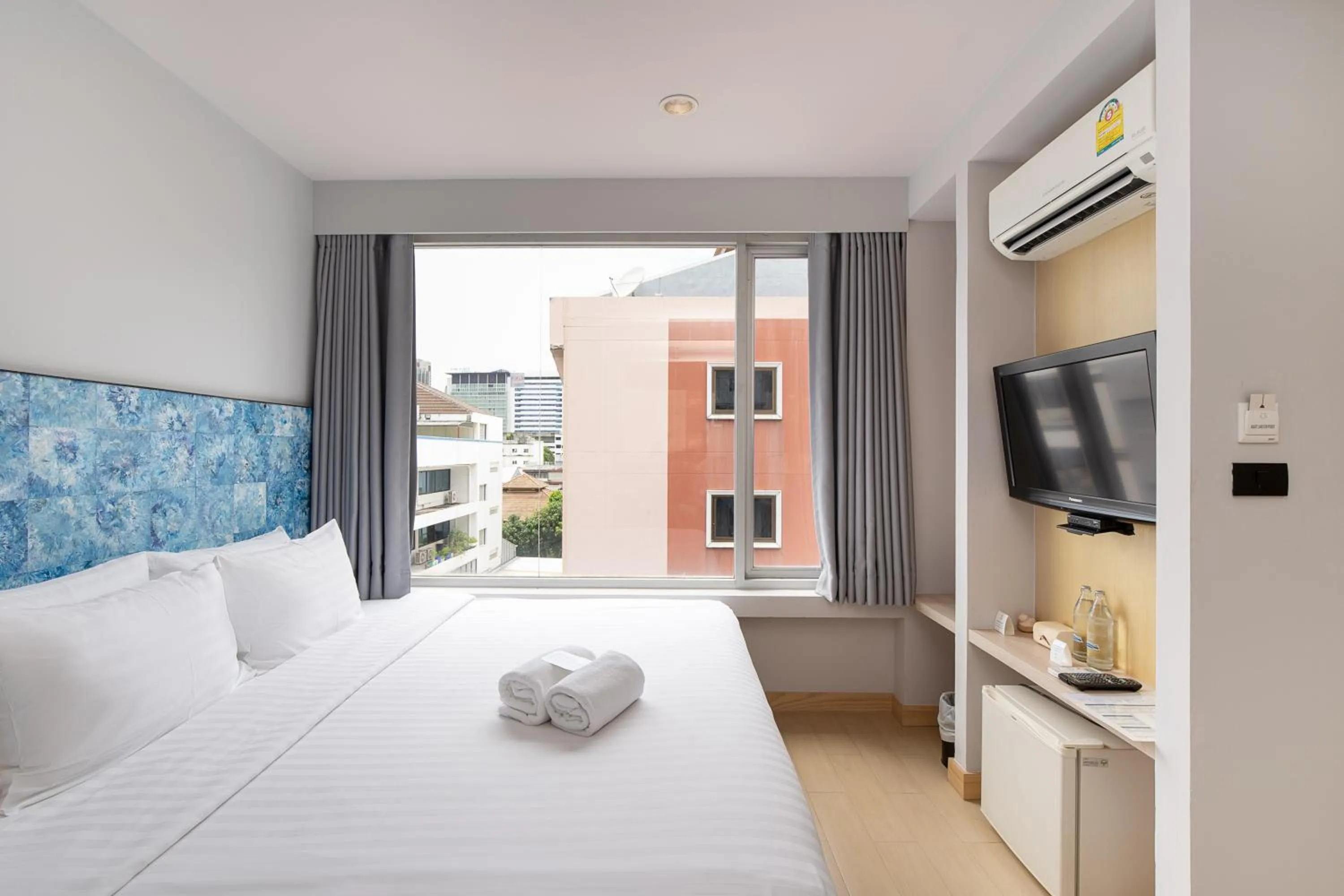 Photo of the whole room, Bed in Metz Pratunam