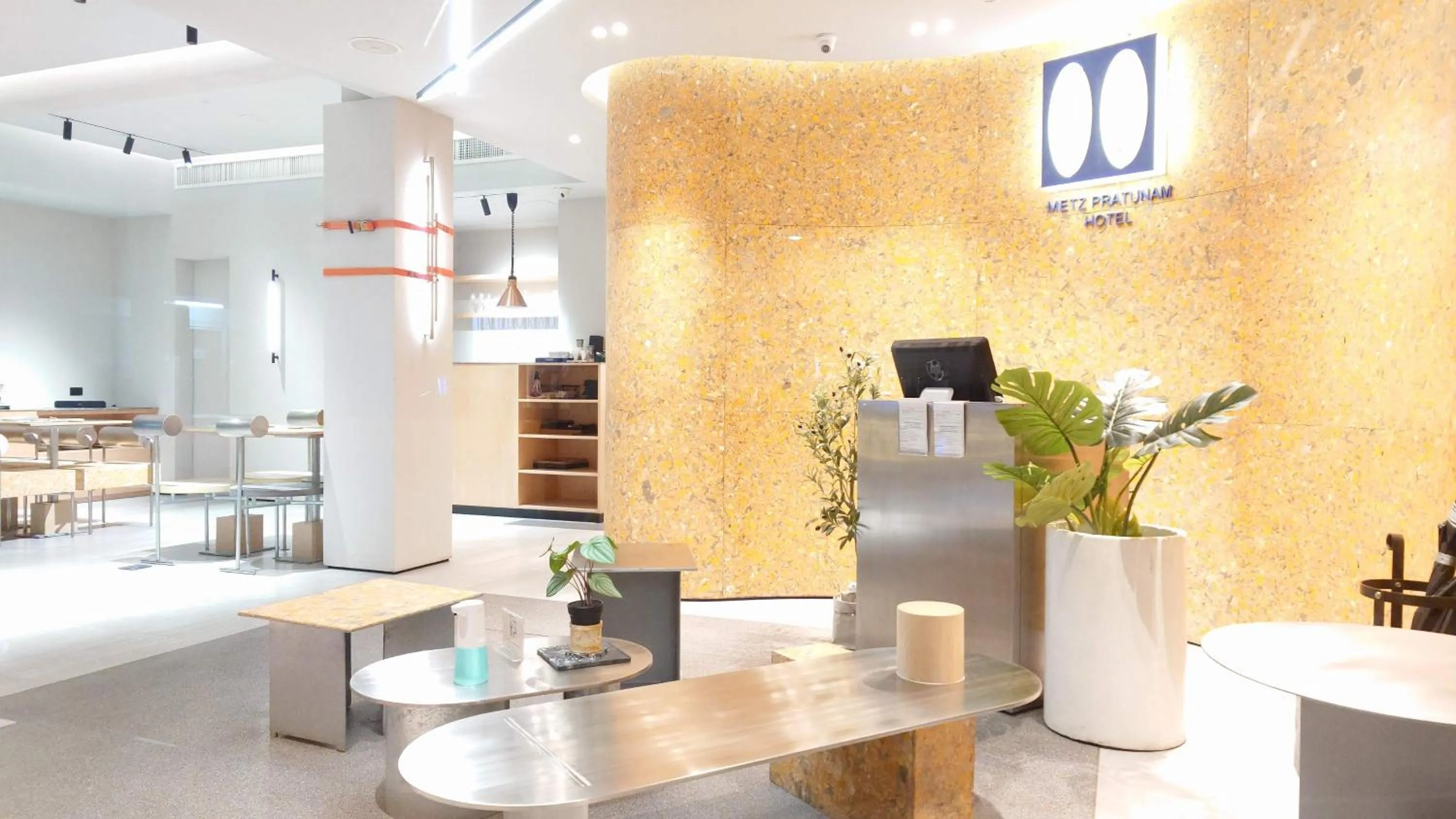 Seating area in Metz Pratunam