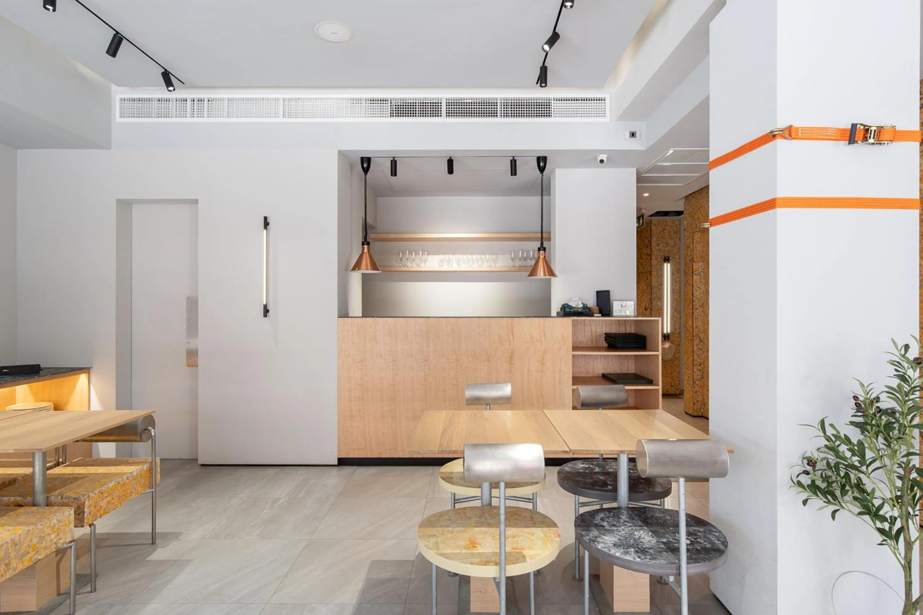 Dining area in Metz Pratunam