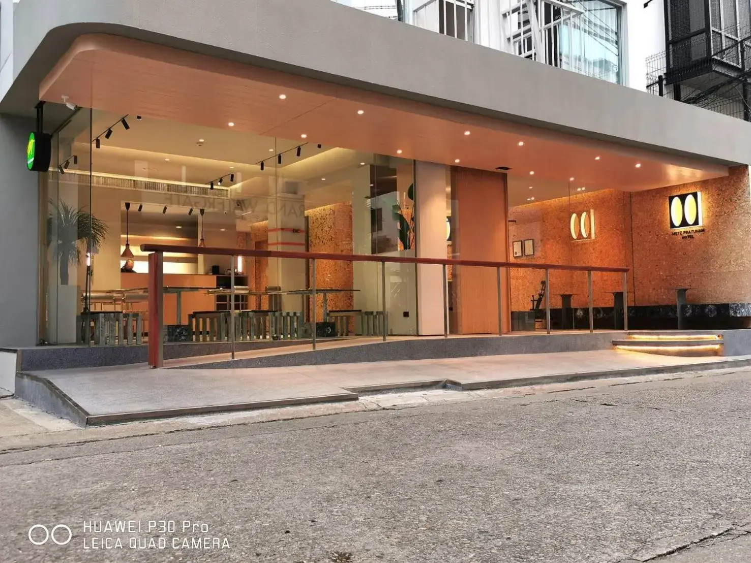 Facade/entrance in Metz Pratunam Facade/entrance in Metz Pratunam