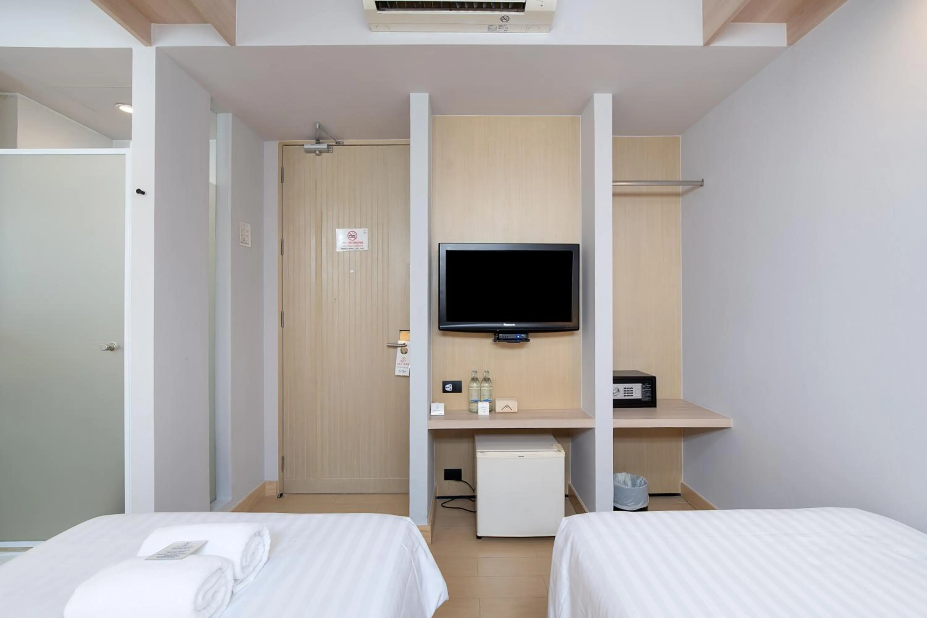 Photo of the whole room, Bed in Metz Pratunam