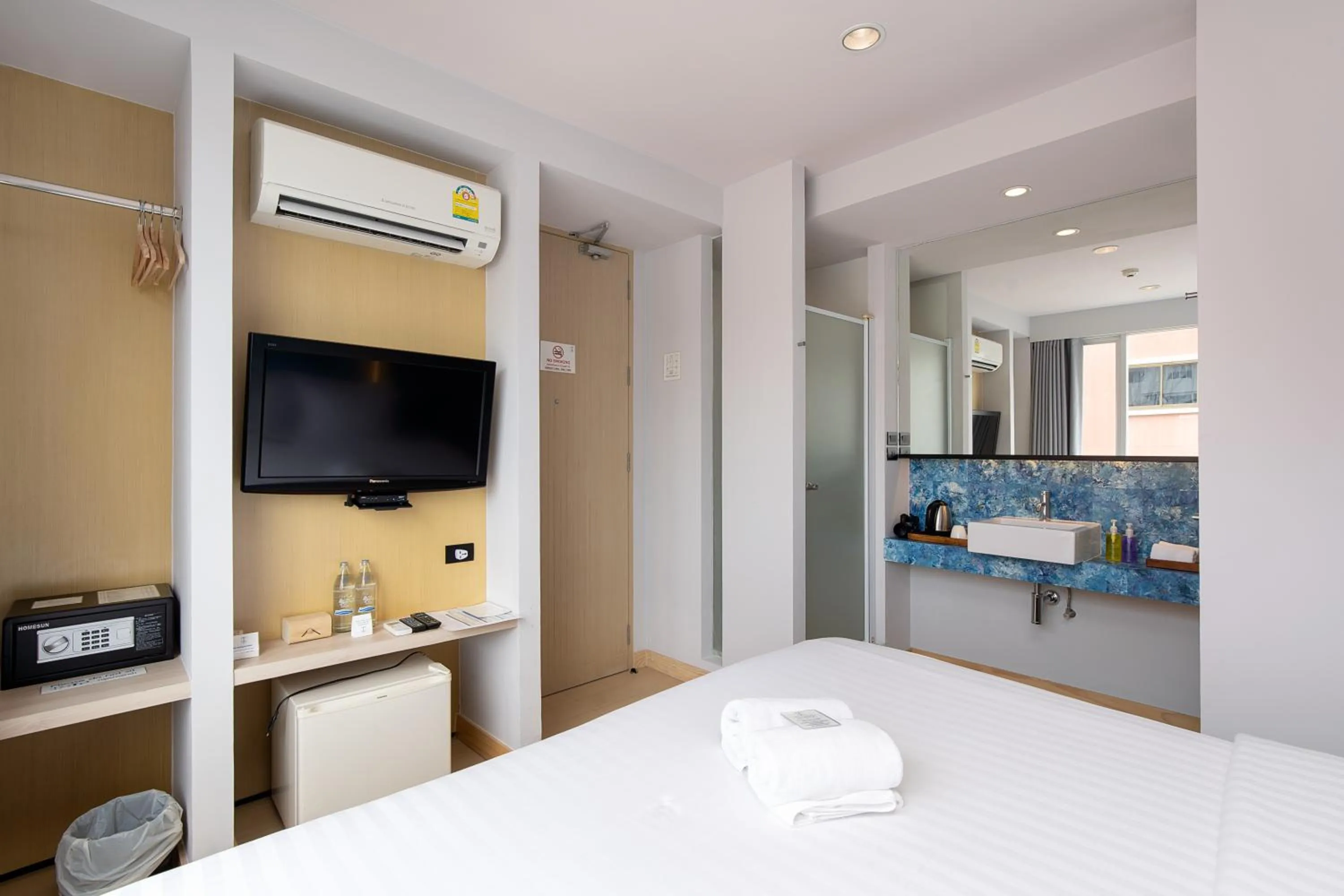 Bedroom, Bed in Metz Pratunam