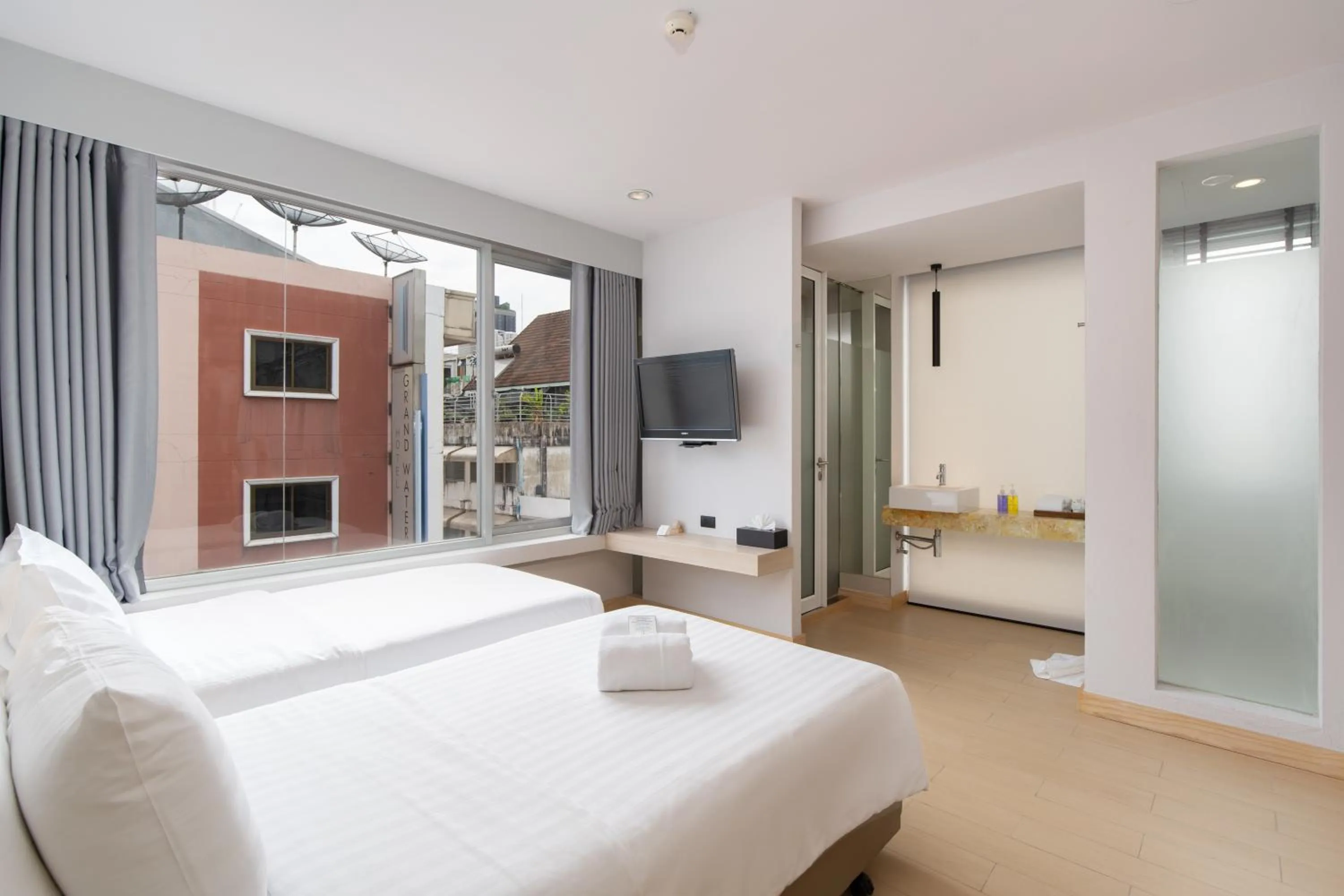 Photo of the whole room, Bed in Metz Pratunam