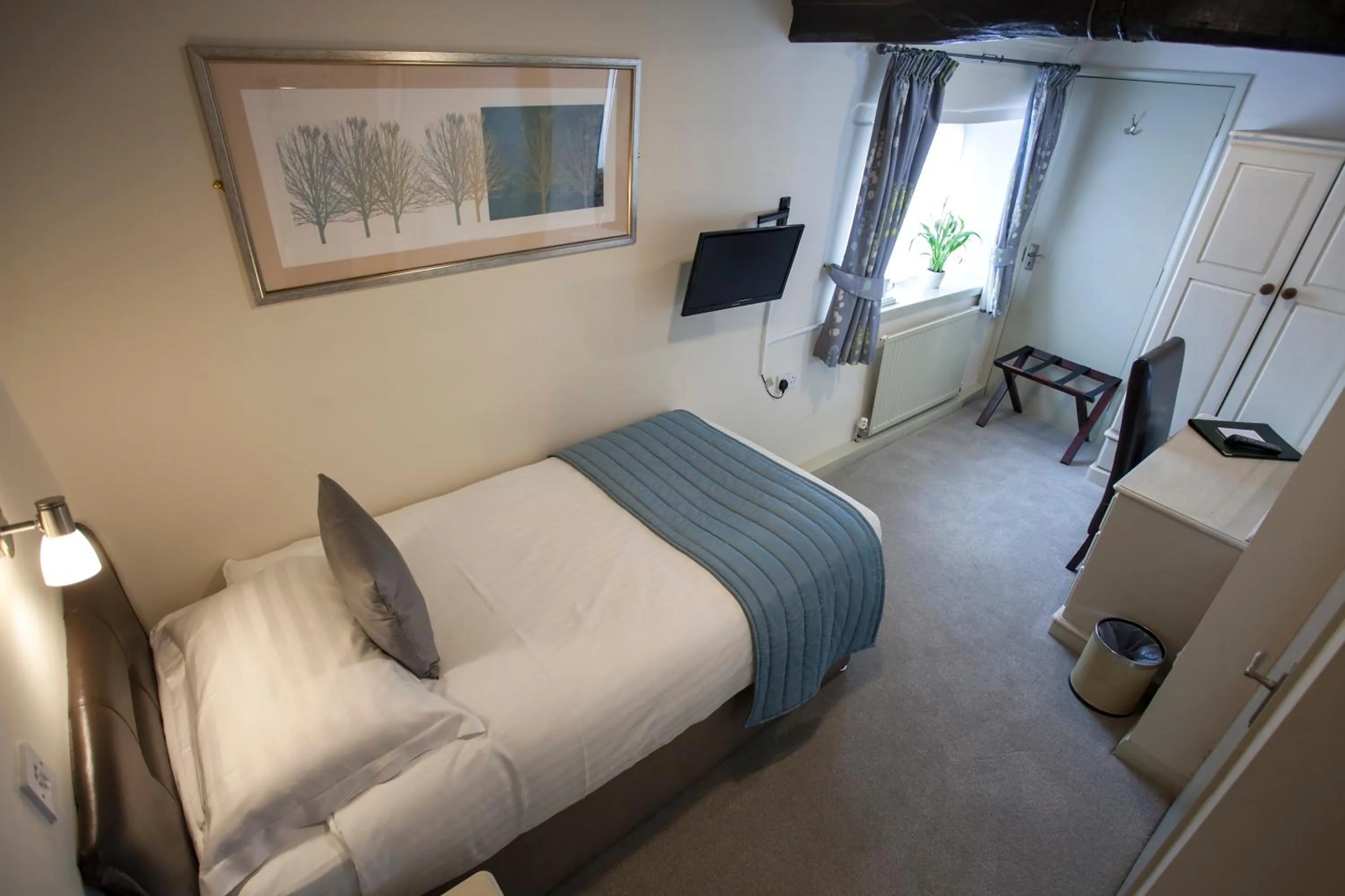 Photo of the whole room, Bed in The Poplars Moulton