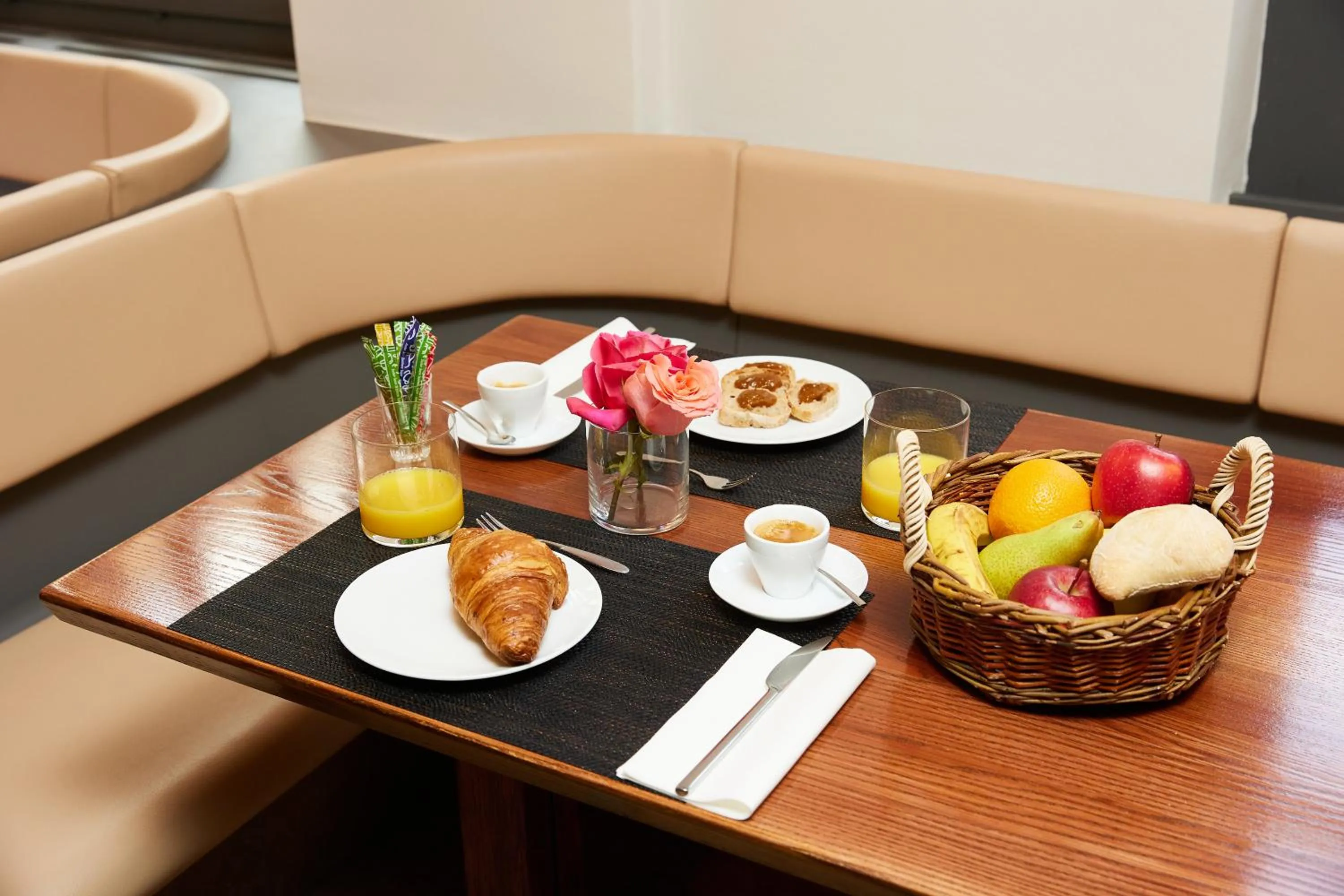 Restaurant/places to eat in Hotel La Balance self check-in