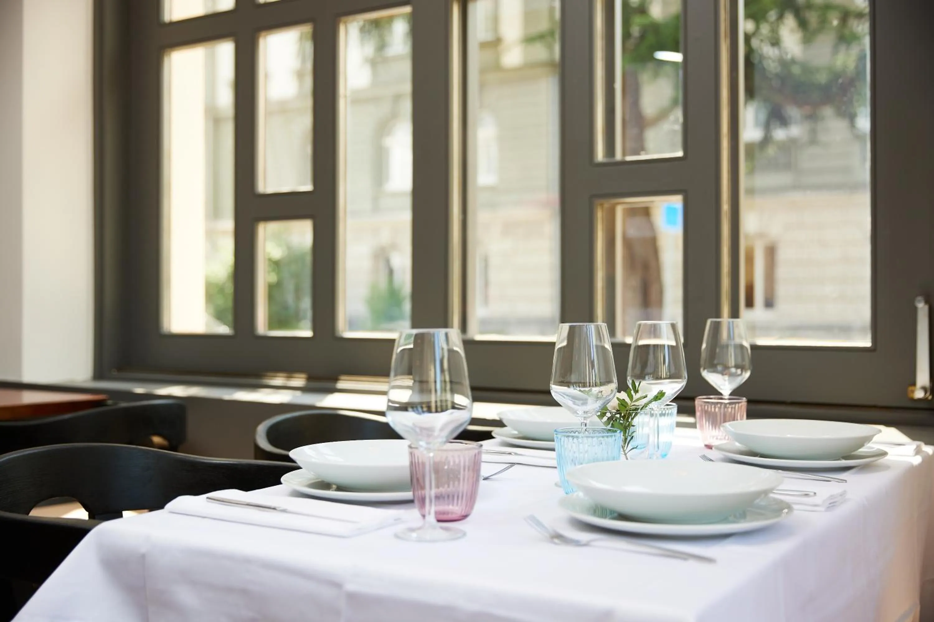 Restaurant/places to eat in Hotel La Balance self check-in